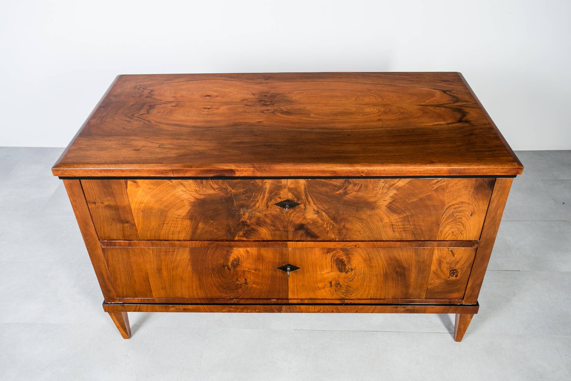 Commode allemande en noyer du XIXe siècle – Entièrement restaurée, vernis à l'ancienne