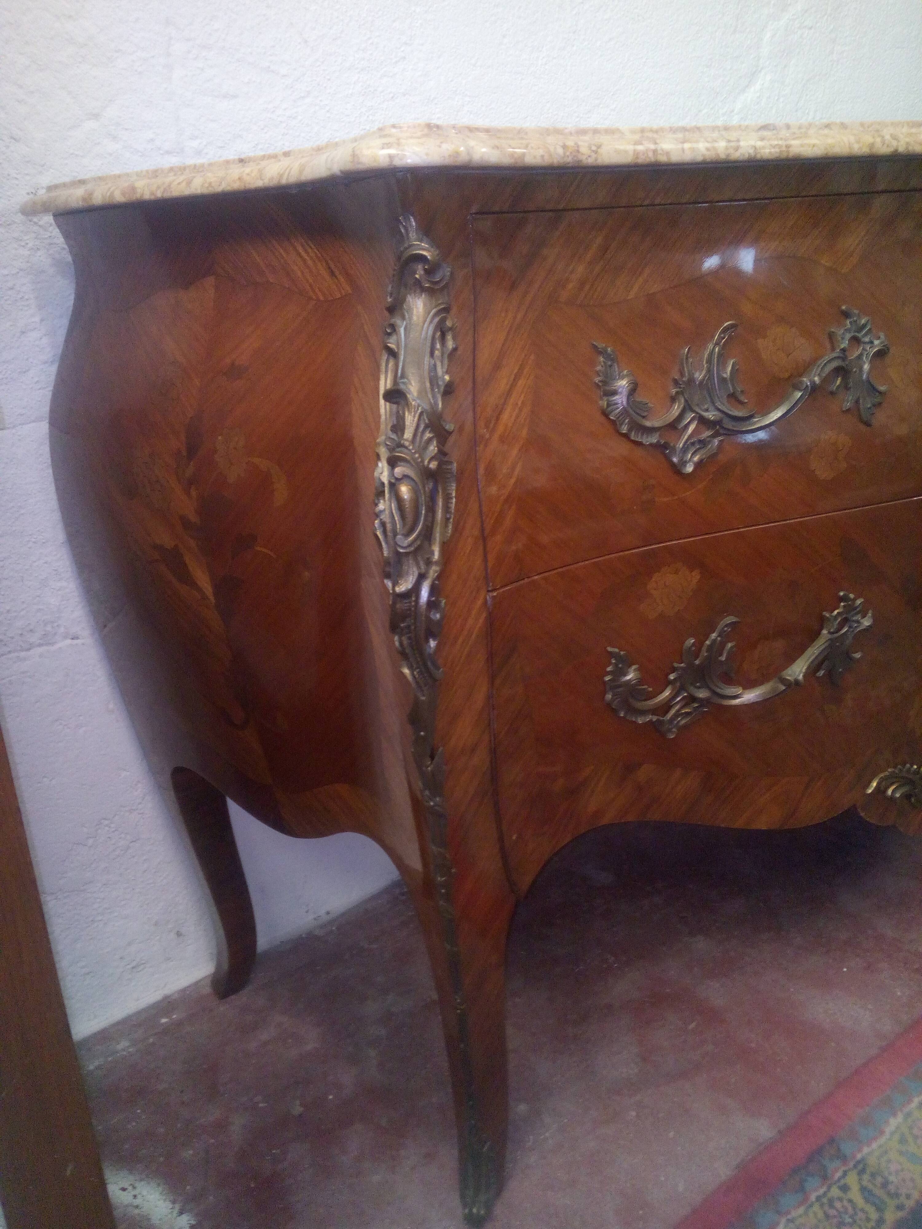 Commode galbée dessus marbre de style Louis XV