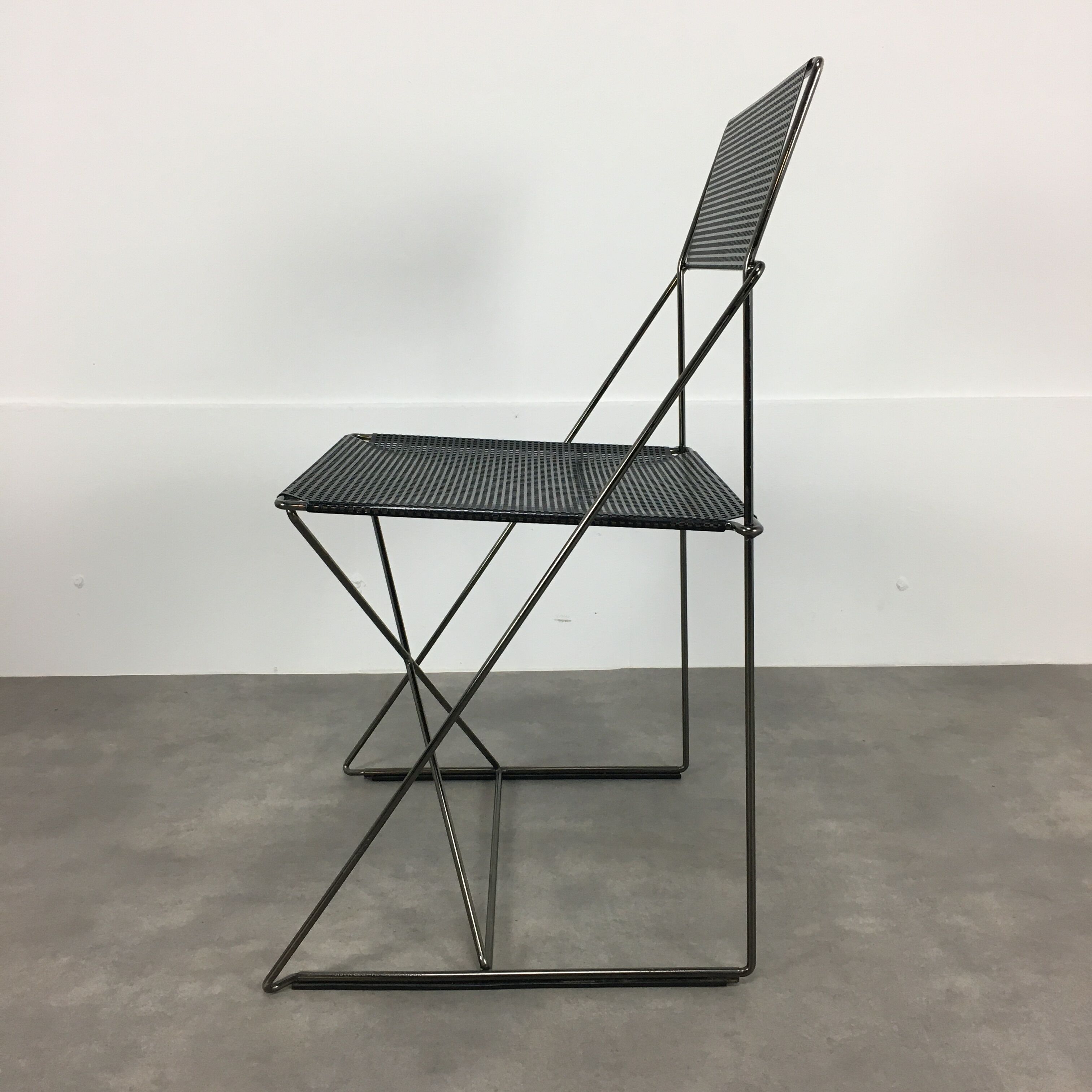 6 X-Line chairs by Niels Jorgen for Magis Italy Memphis style 1980