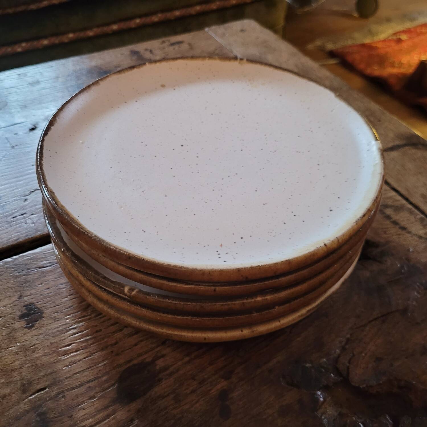 5 assiettes à dessert en grès vernissé. 1970–19805 assiettes à dessert