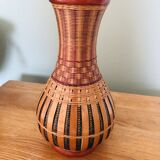 Vase en rotin tressé