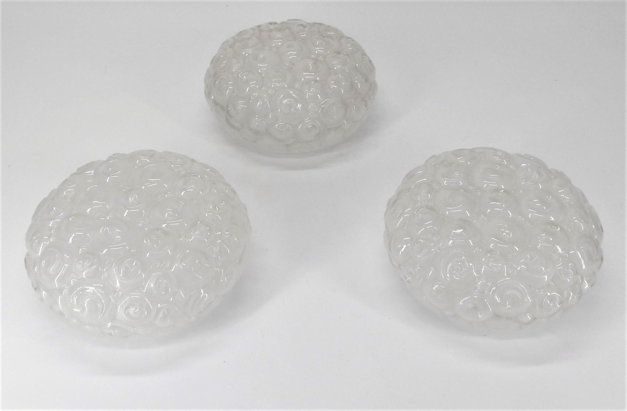 3 plafonniers en verres blancs pressés moulés motifs escargots