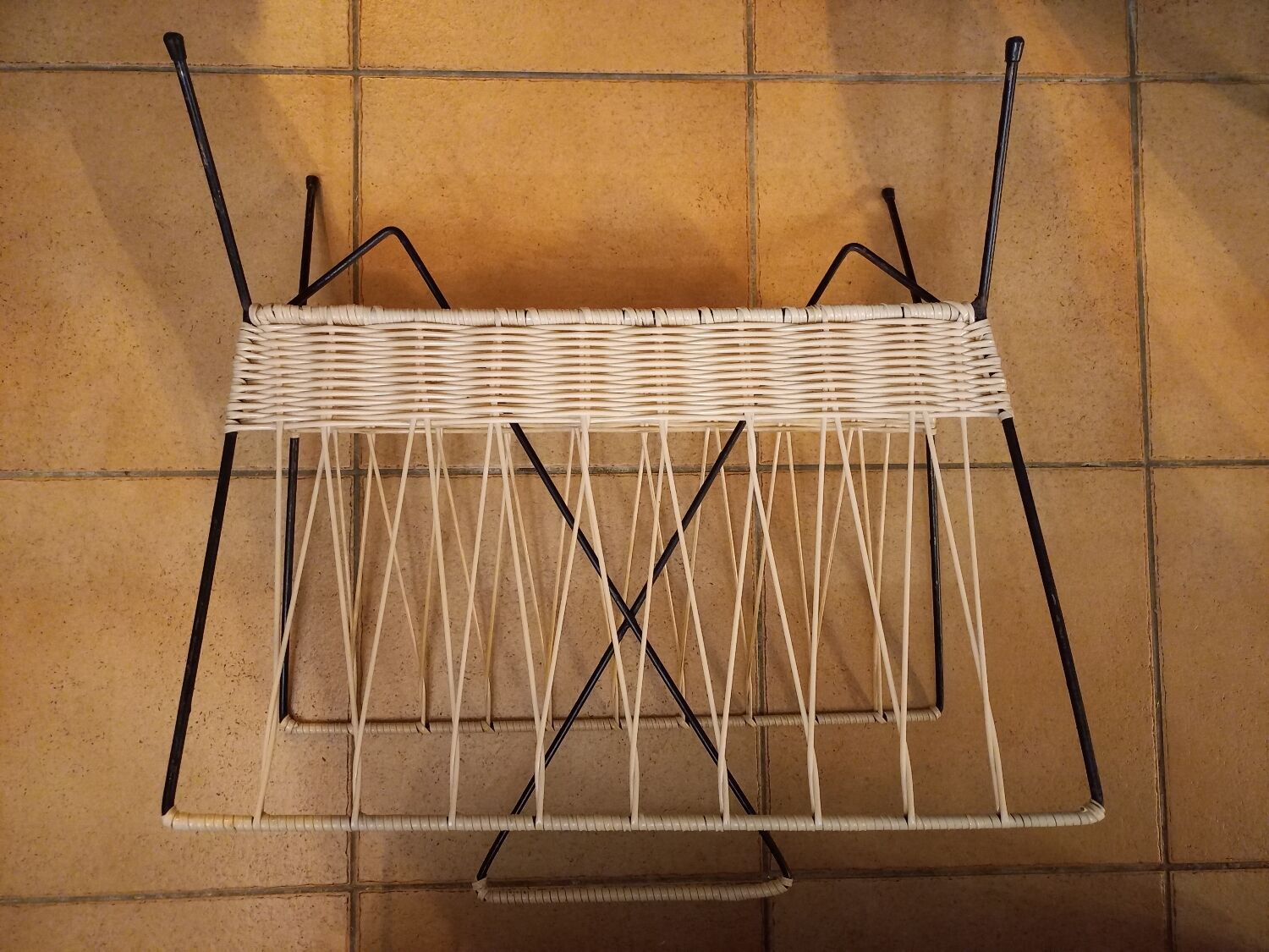 Vintage scoubidou and metal magazine holder