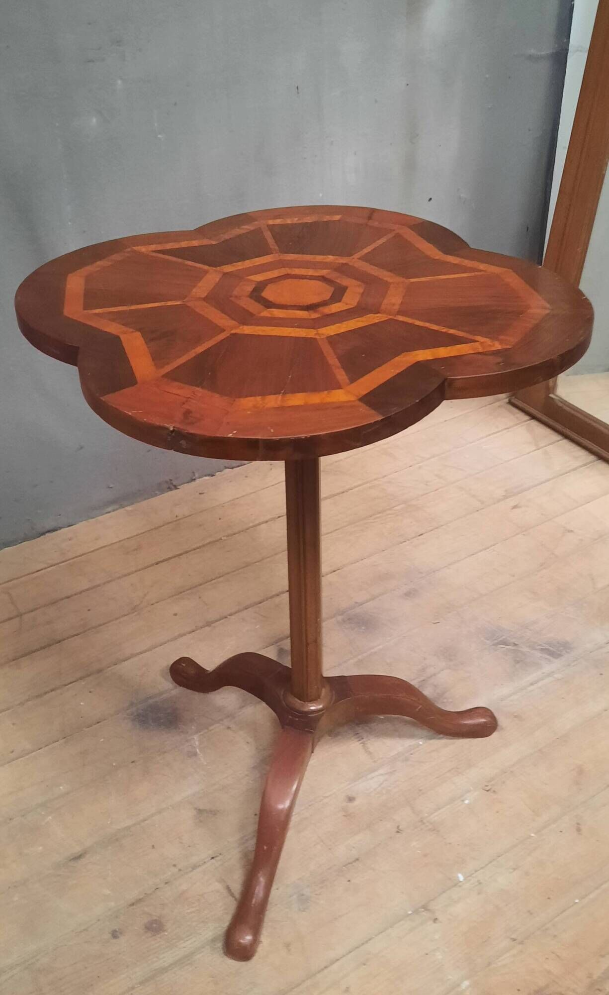 Polylobed gueridon in marquetry