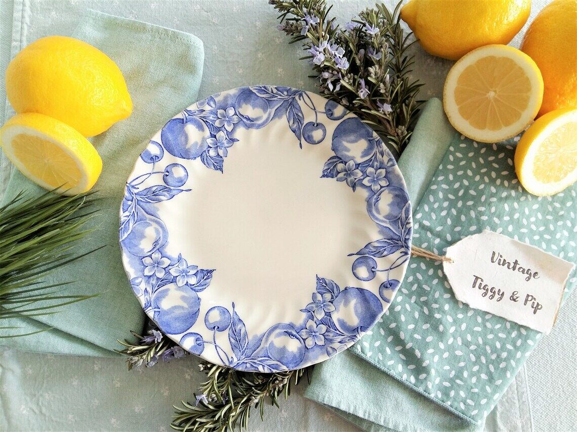 Huit assiettes bleues et blanches dépareillées