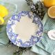 Huit assiettes bleues et blanches dépareillées