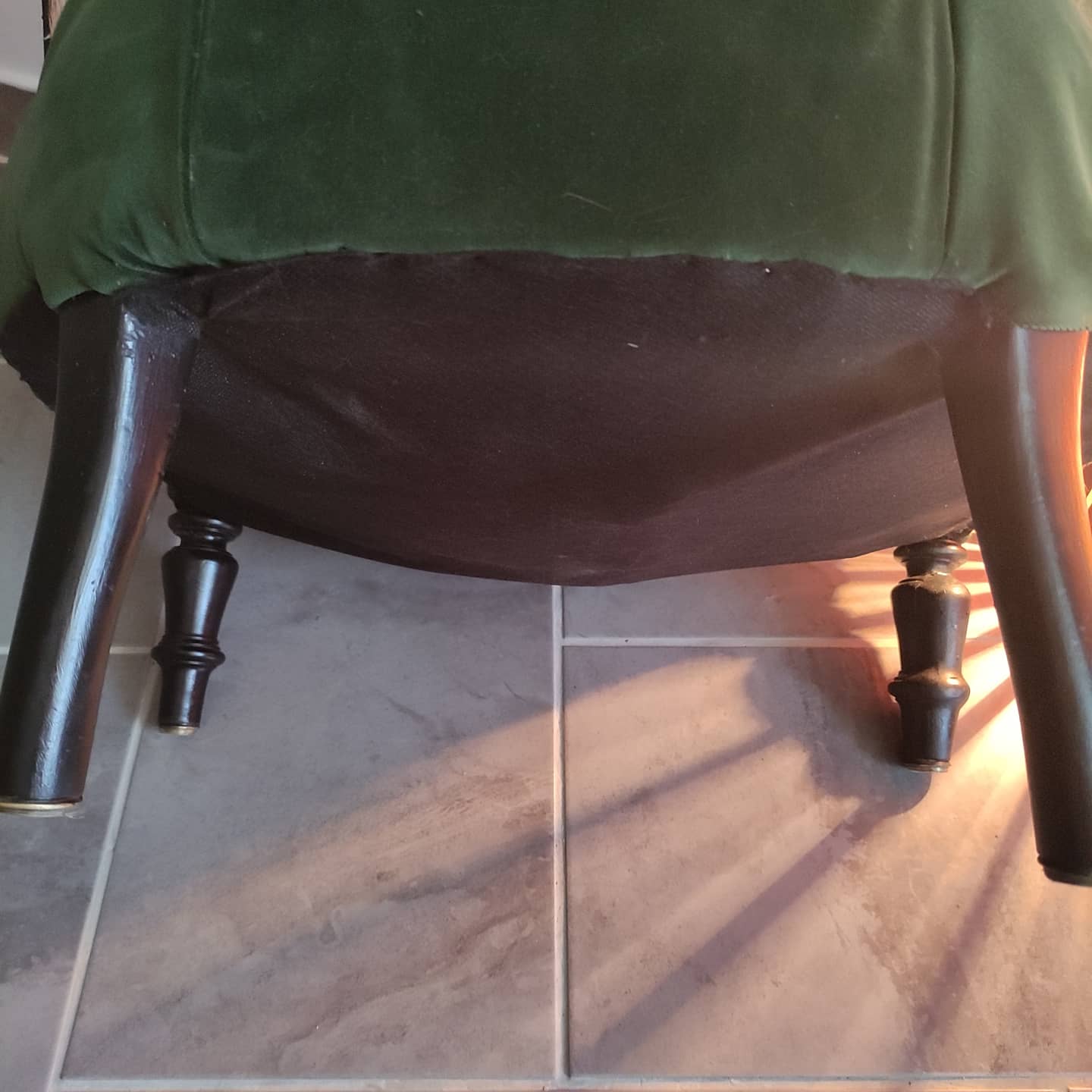 Fauteuil crapaud velours et cannage