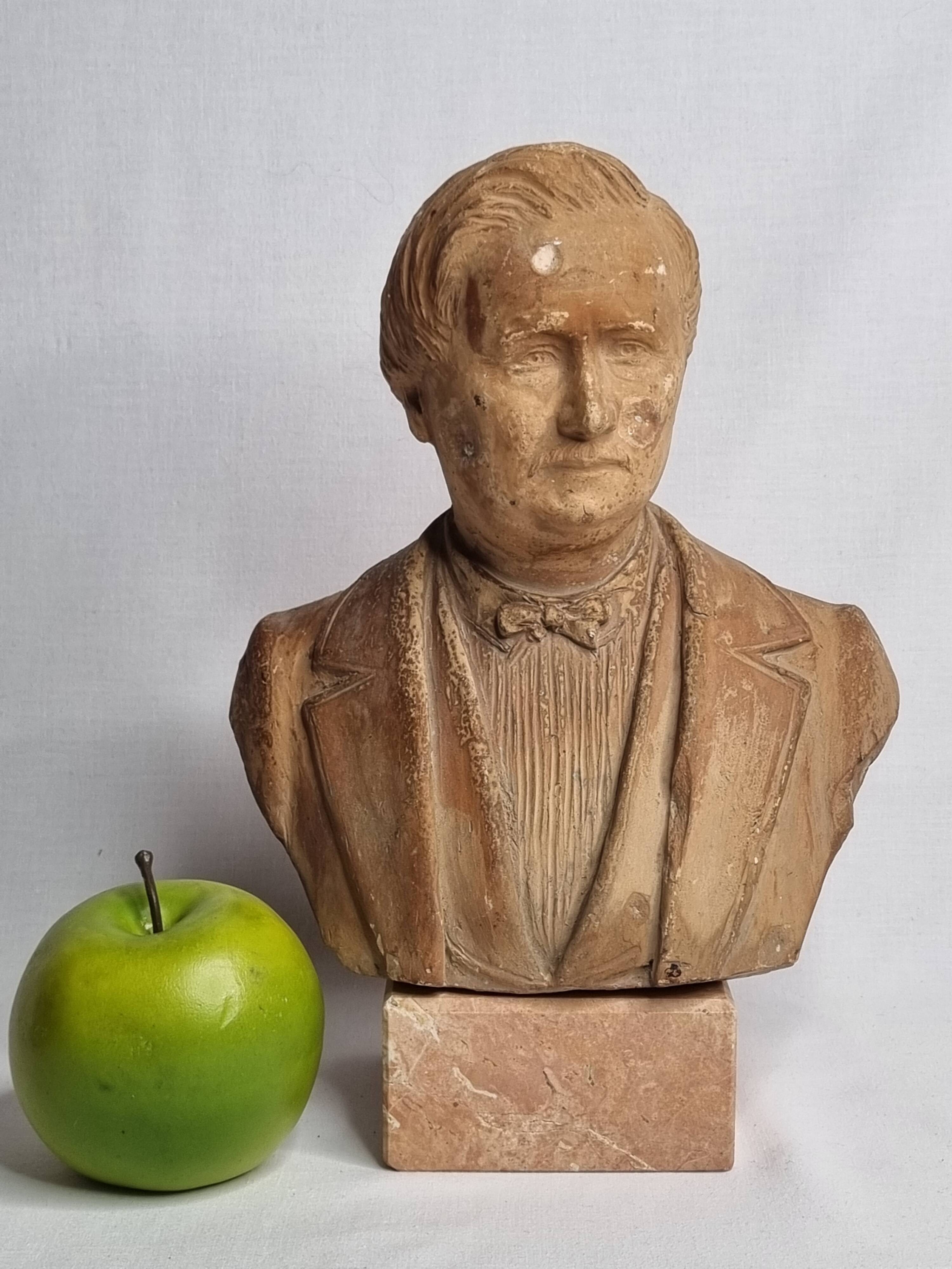 Bust of a notable in terracotta, 29 cm, signed Pasquet, 1870, on a base.