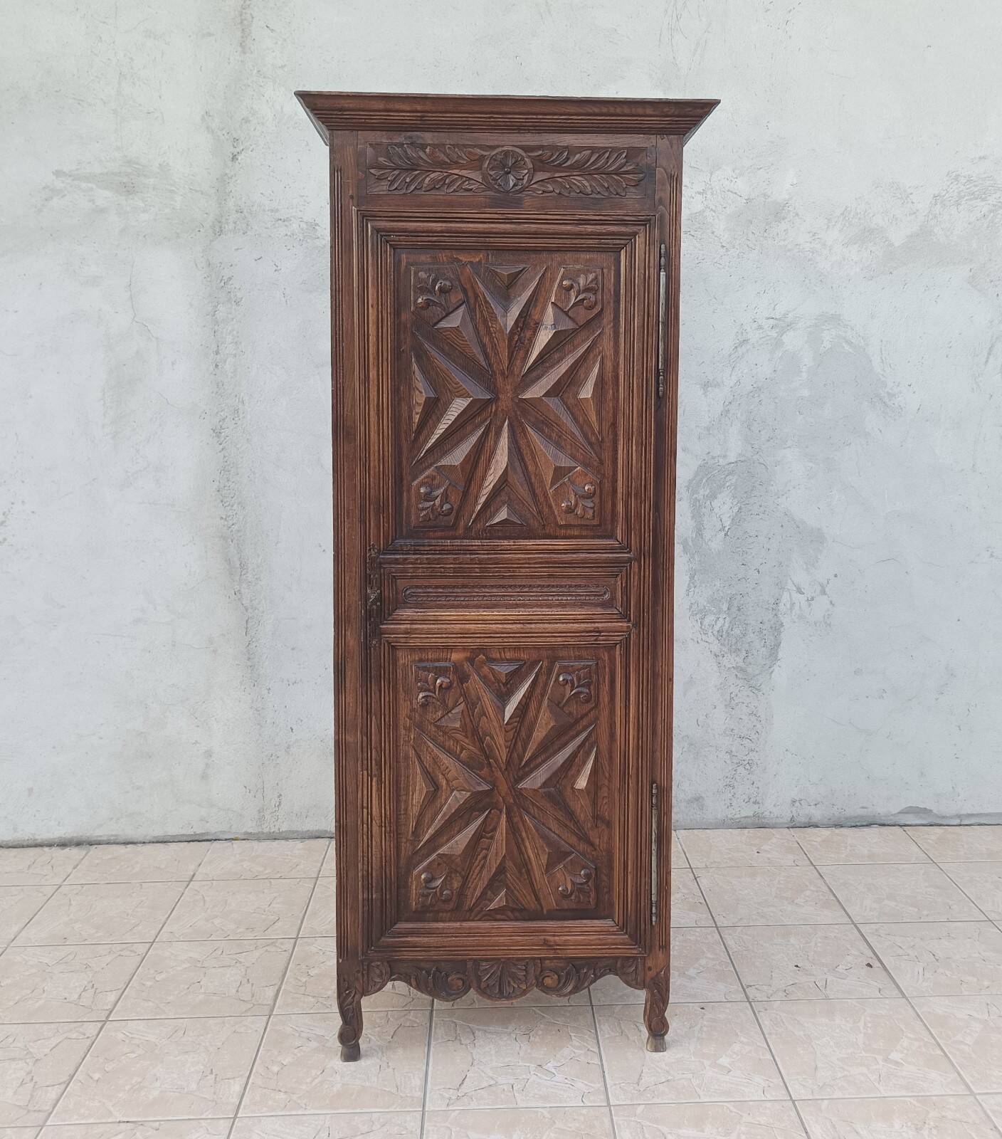 Standing man Louis XIII in oak