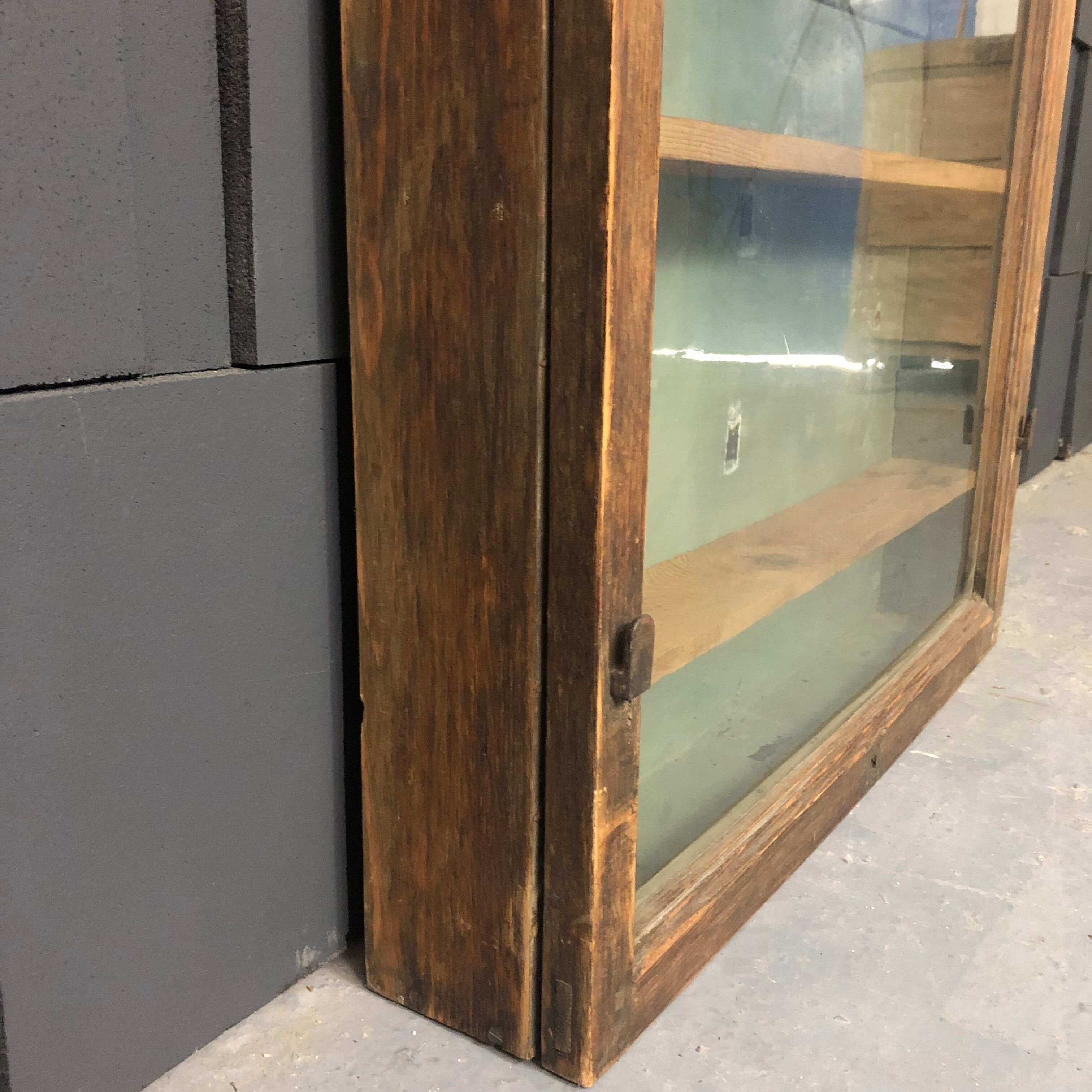 Ancienne vitrine de commerce en bois