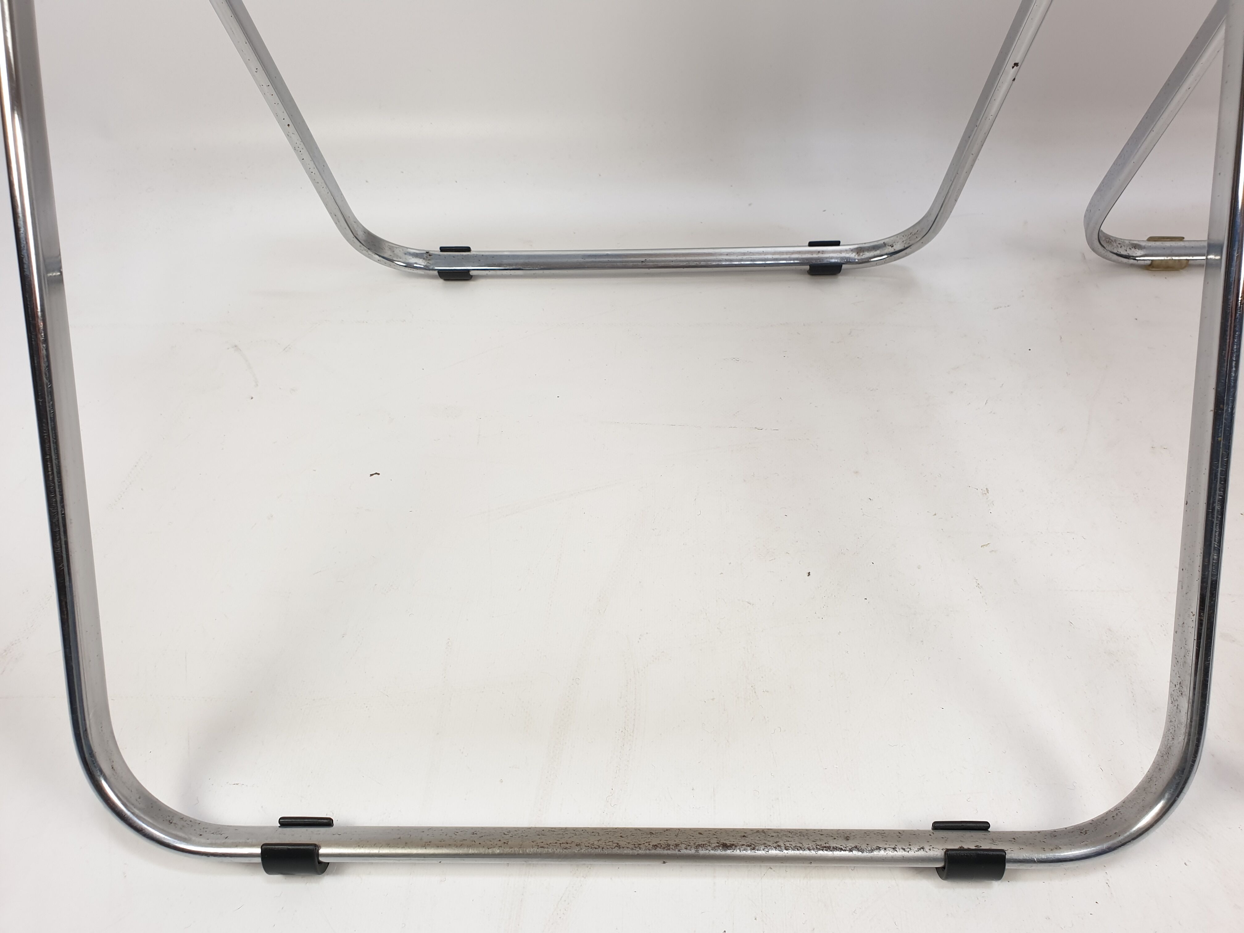 2 Plia folding chairs with woven wicker Giancarlo Piretti for Castelli, 1967