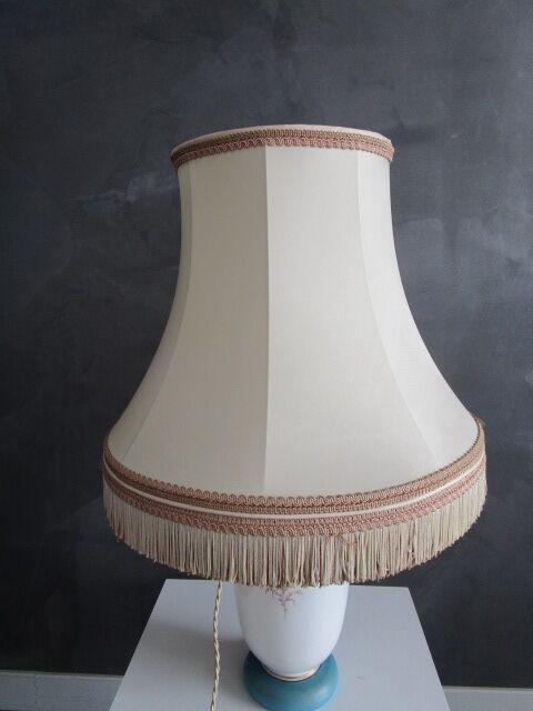 Lampe de salon ancienne en opaline peinte