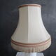 Lampe de salon ancienne en opaline peinte