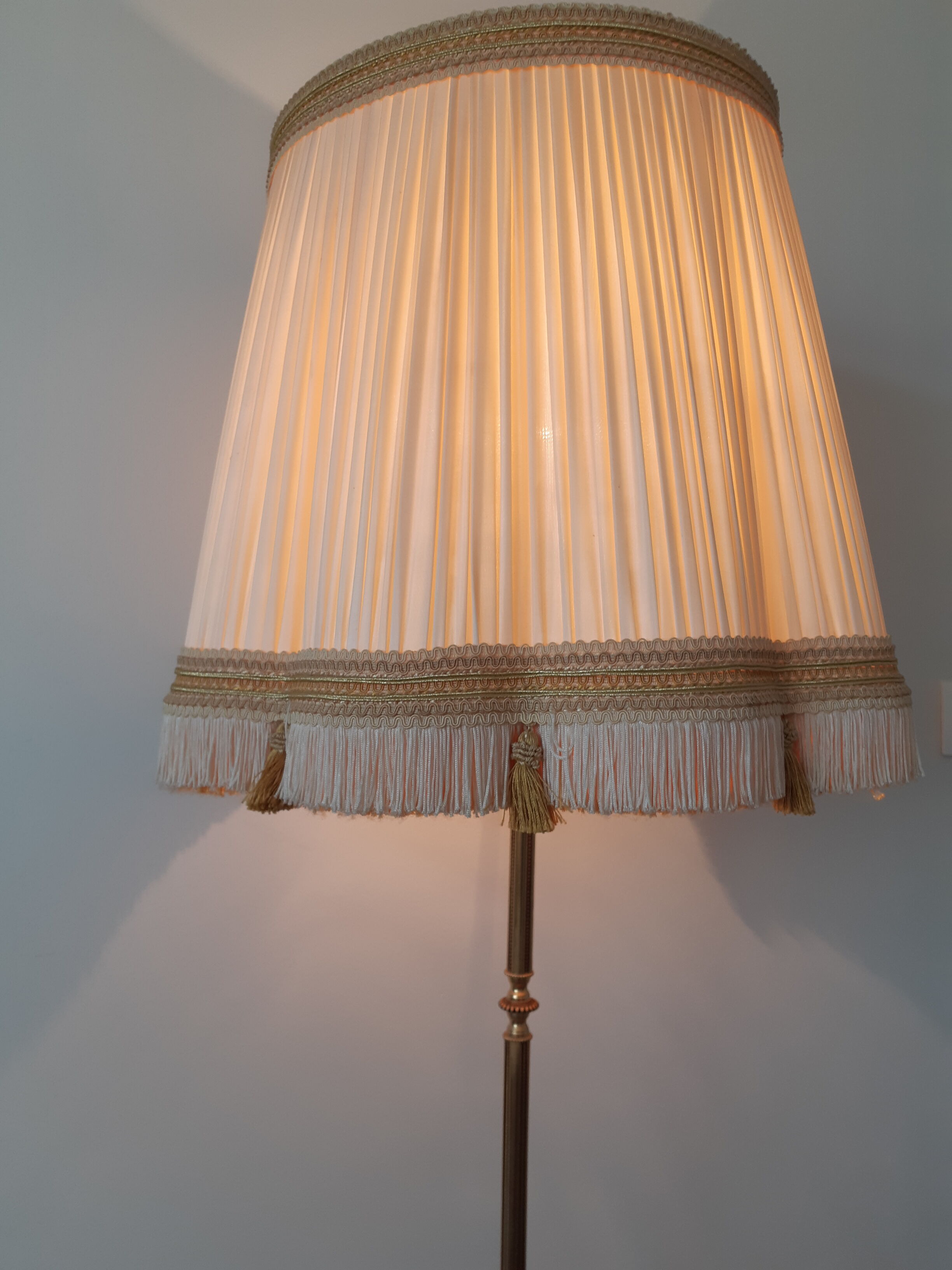 Tripod floor lamp in gilded brass, pleated lampshade, Louis XV style