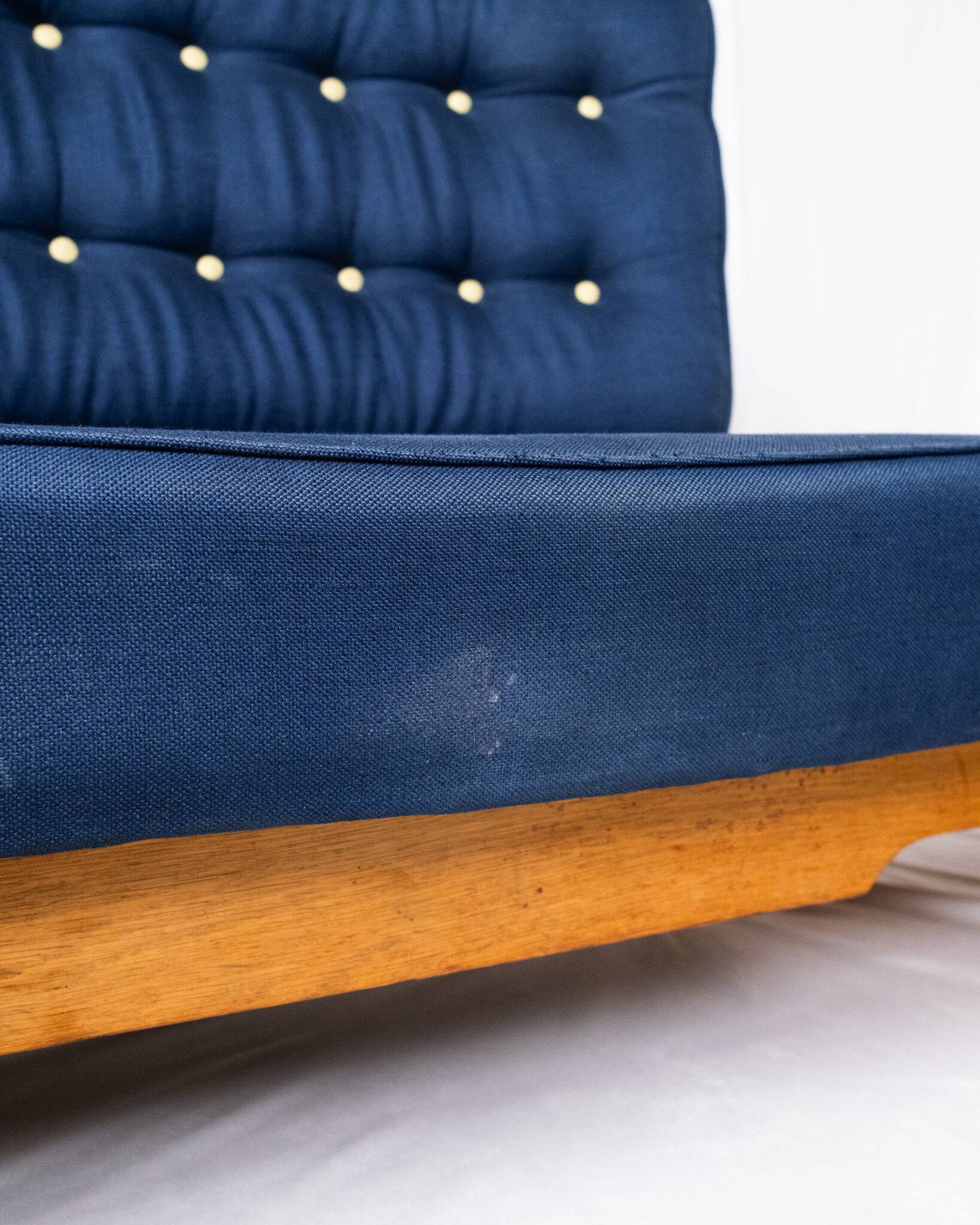 Grande banquette éventail d'angle en chêne, Guillerme et Chambron, 1970s