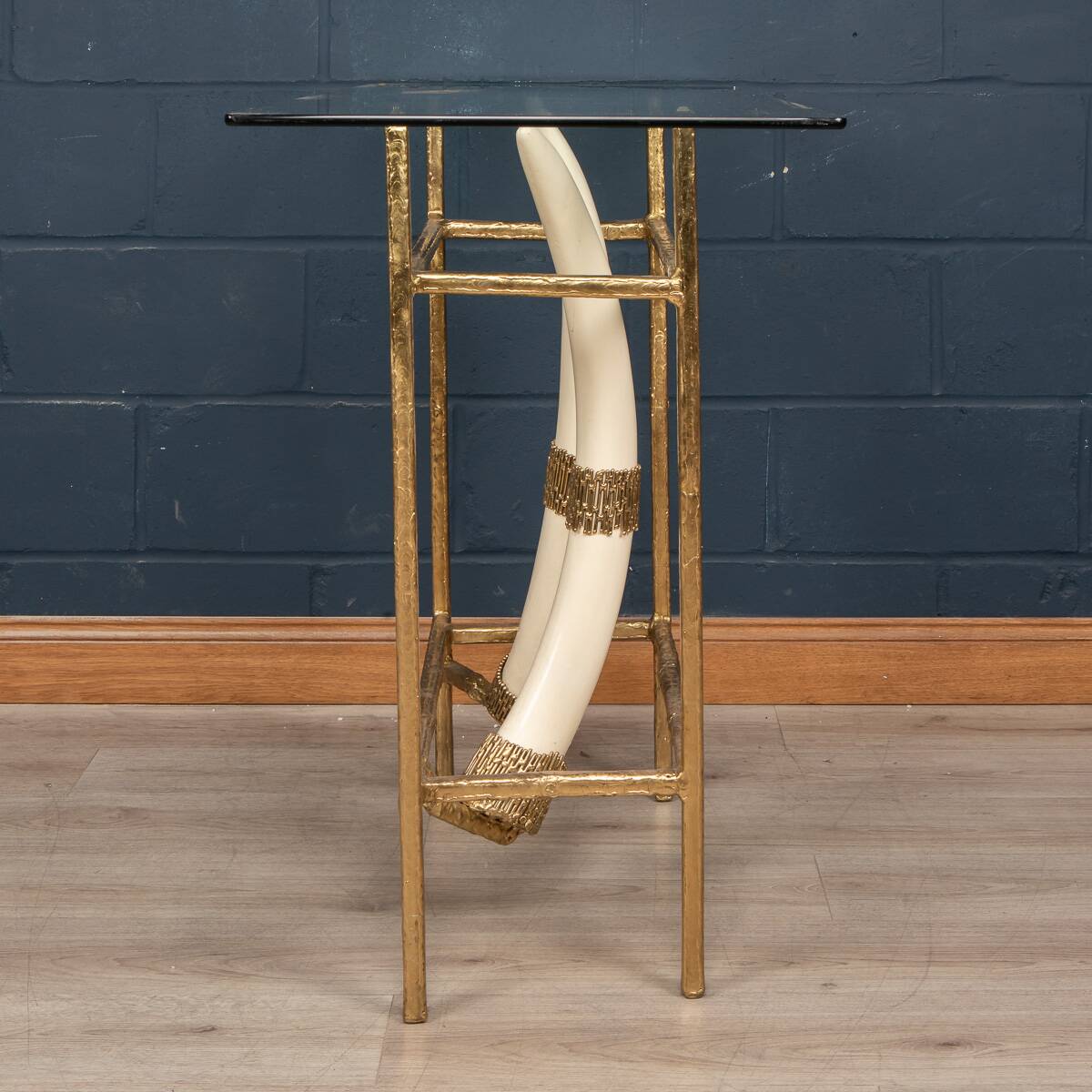 TABLE CONSOLE EN RÉSINE AVEC TUSKS FRANÇAISE INHABITUELLE DES ANNÉES 1970, HENRI FERNANDEZ c.1970