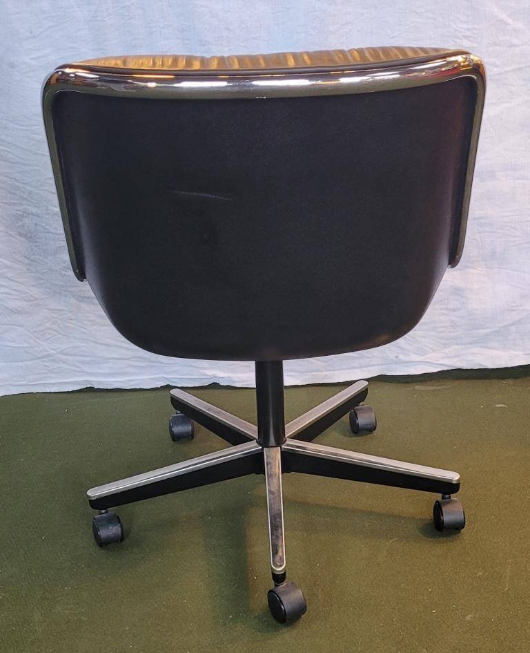 Charles Pollock armchair from the 80s – Leather, metal, plastic.