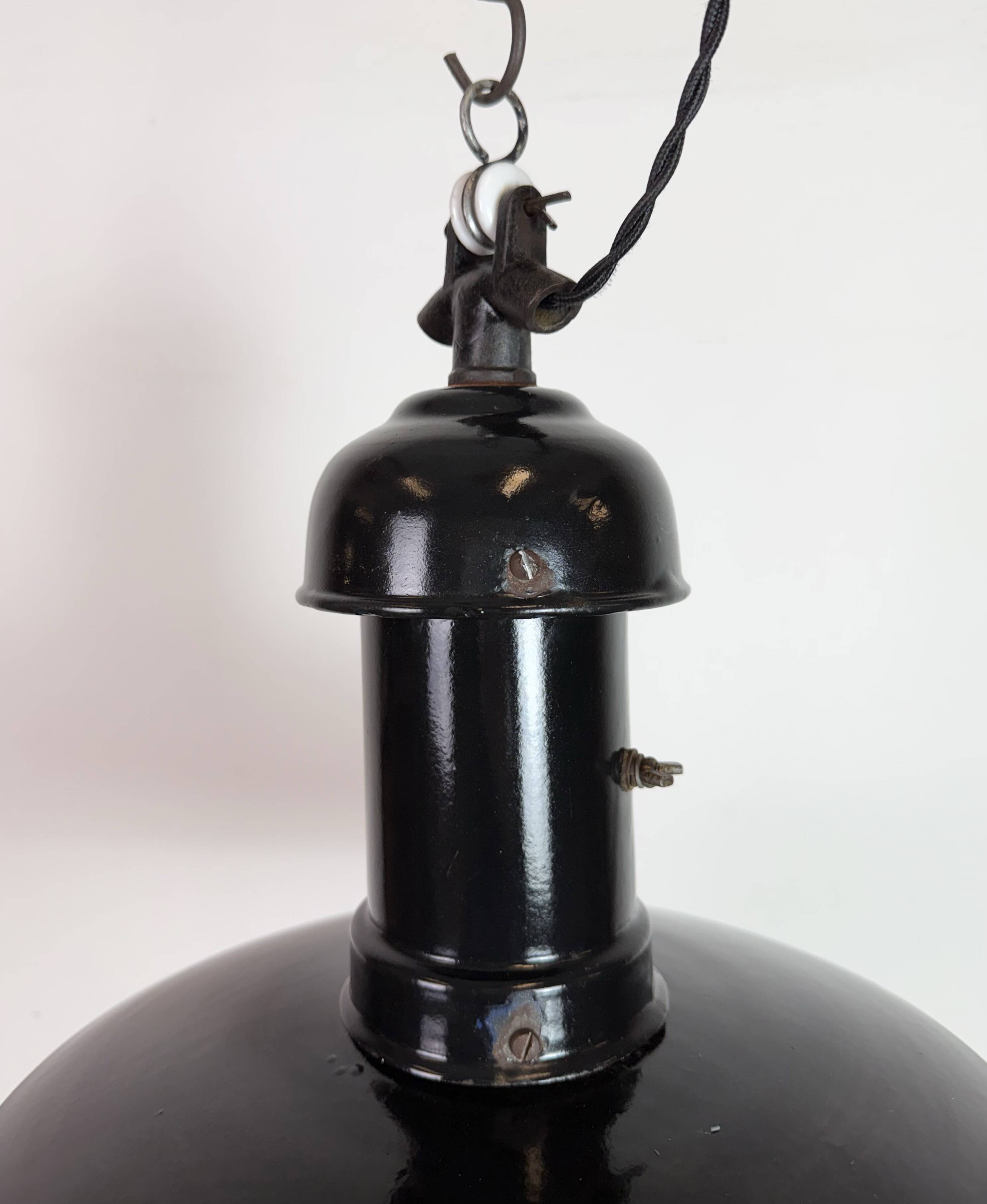 Lampe suspendue Bauhaus en émail noir industriel, années 1930
