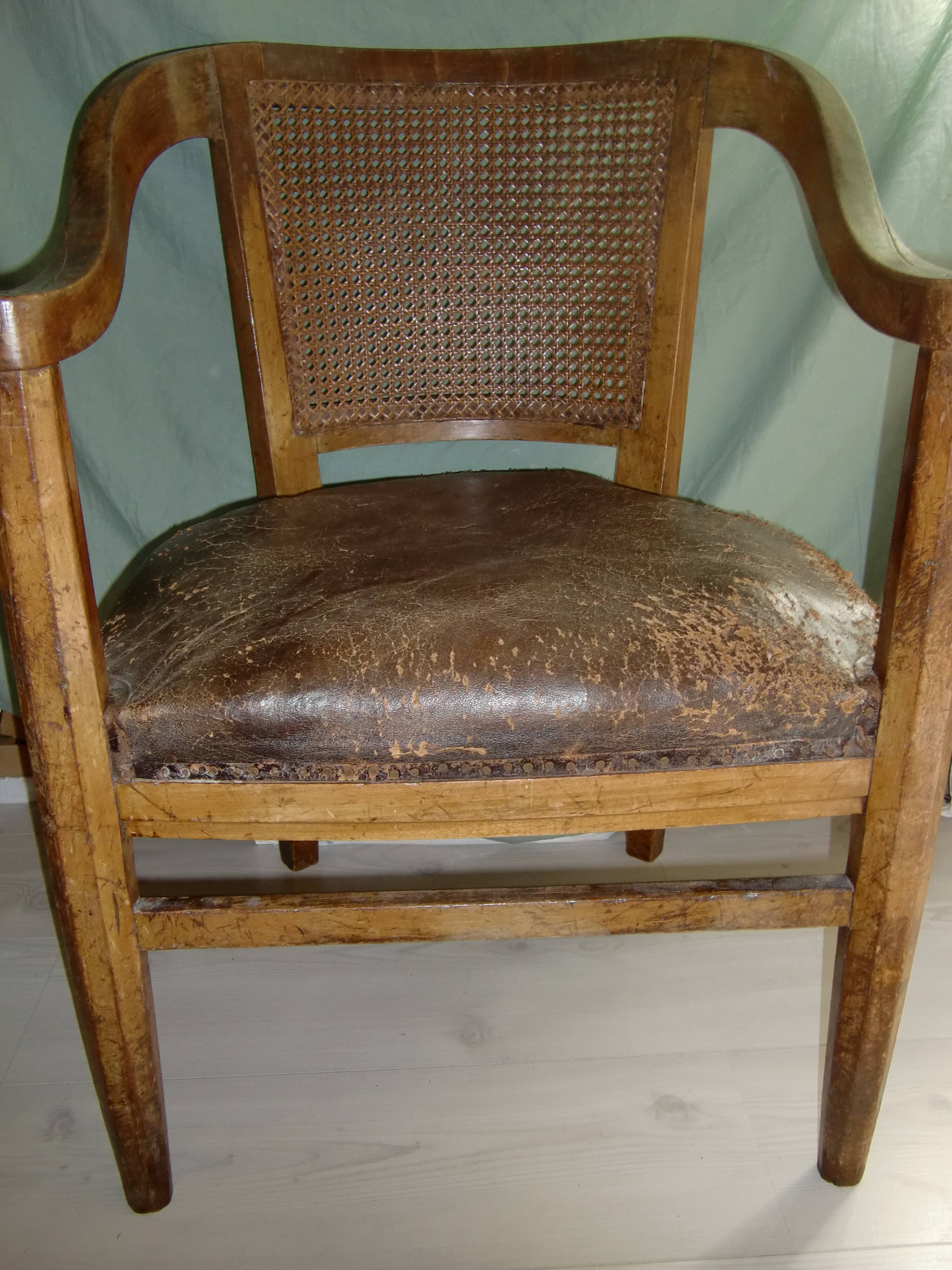 Fauteuil cabriolet très ancien & assise en cuir