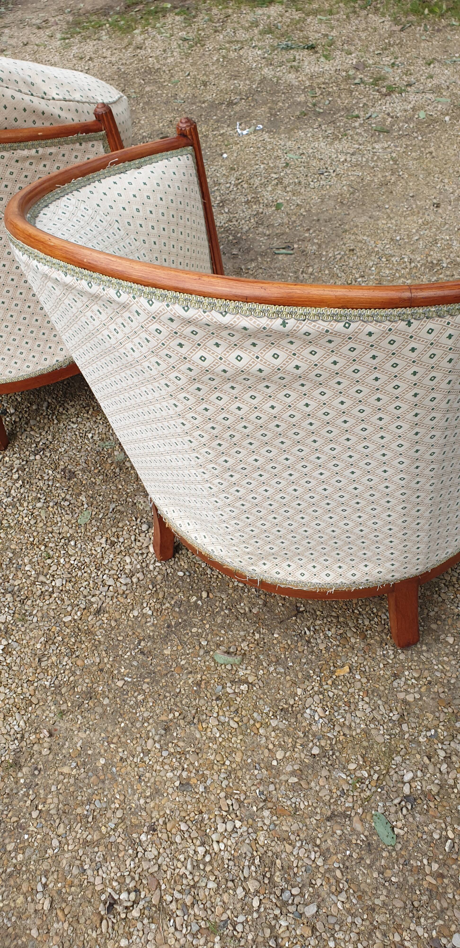 Paire de fauteuils et pouf Louis XVI