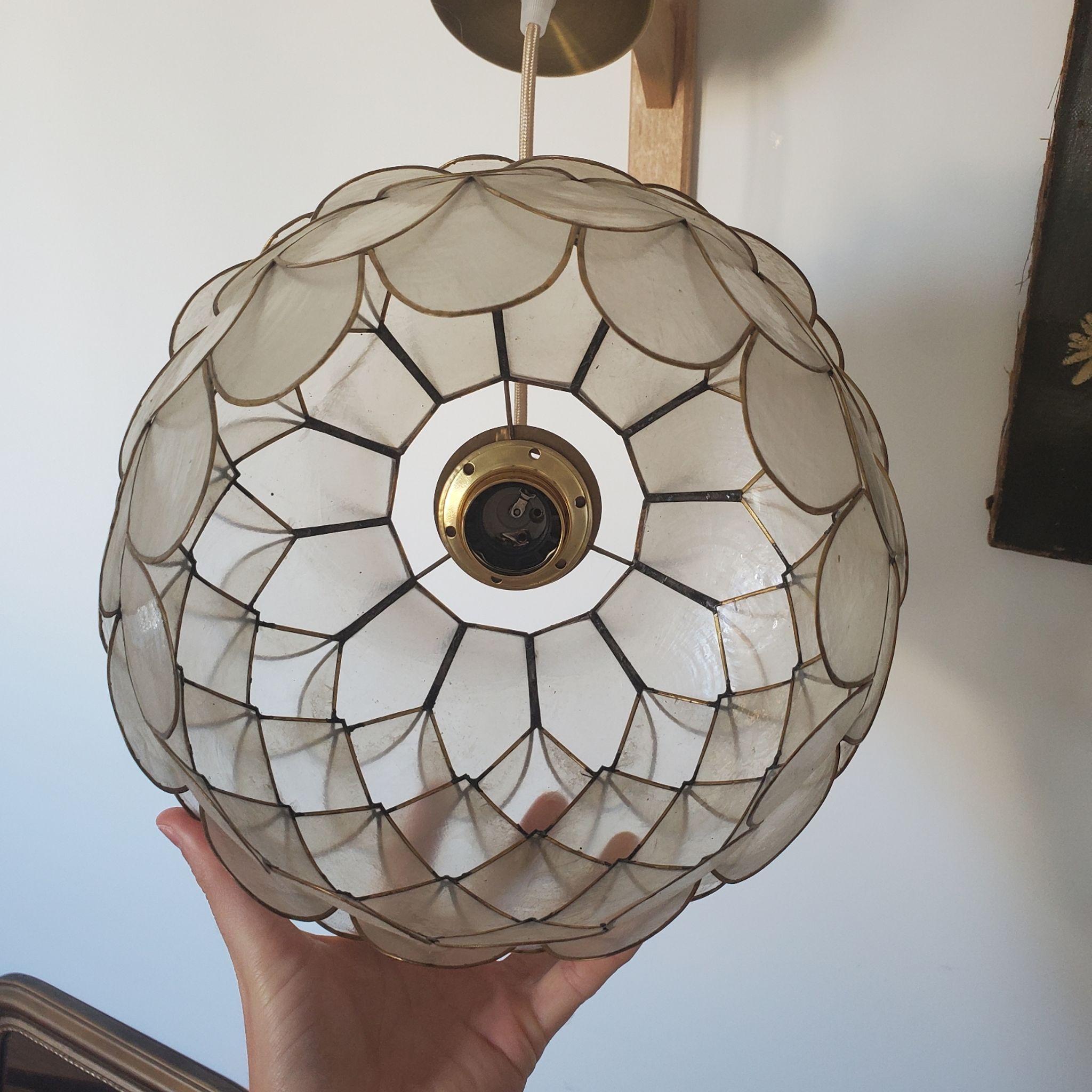 Suspension fleur de lotus en nacre et laiton