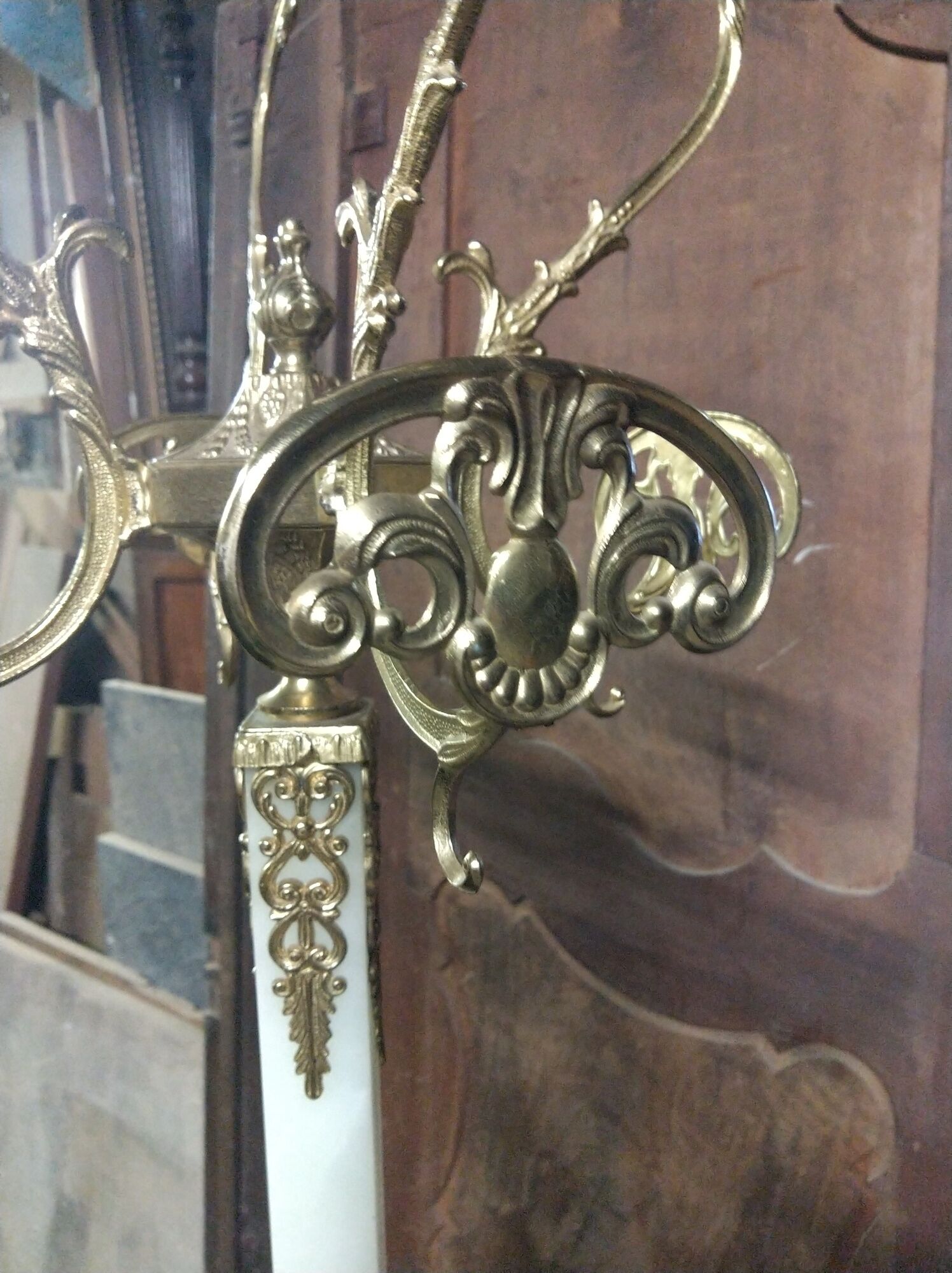 Coat holder on onyx and gold metal foot