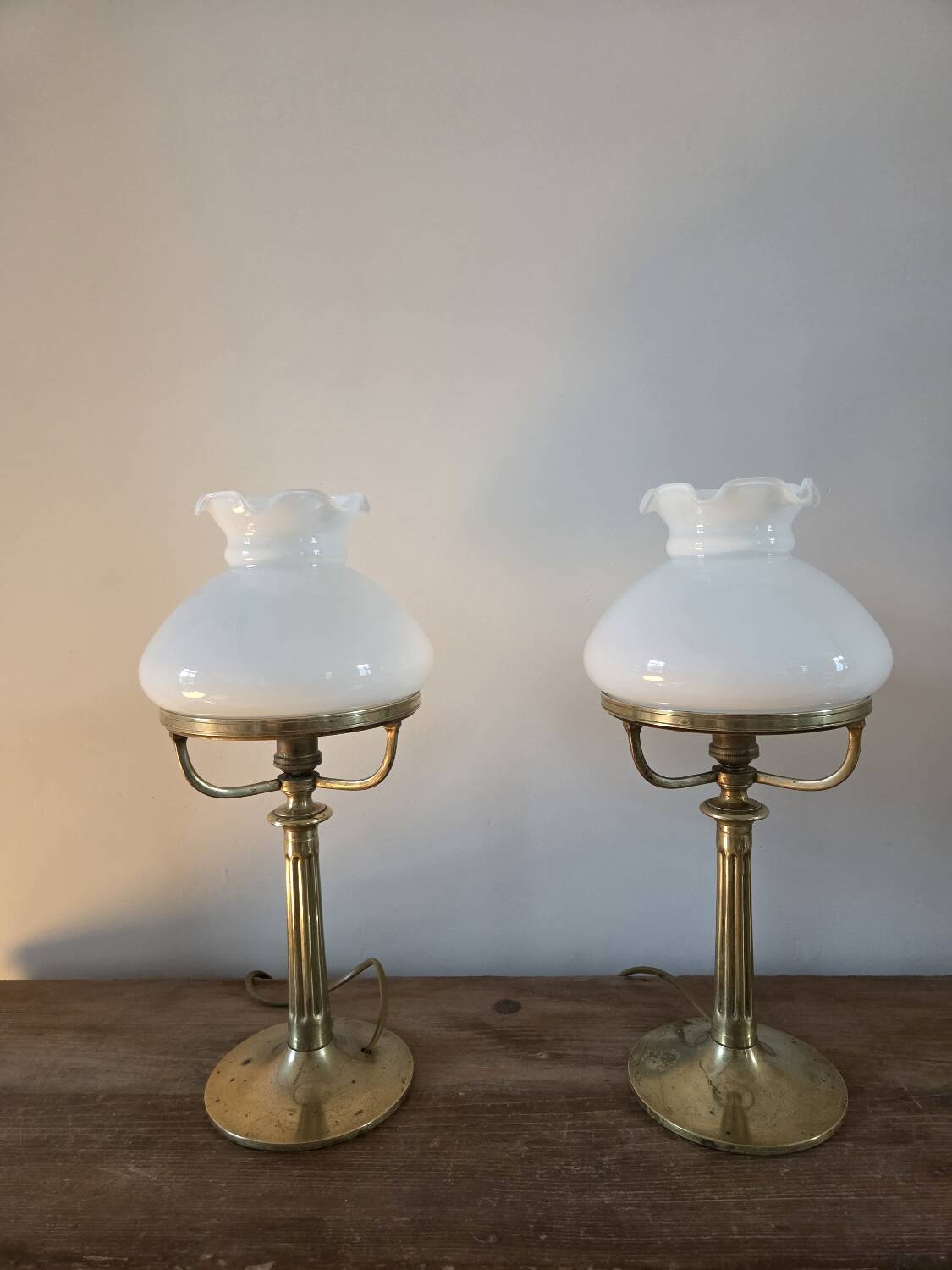 Paire de lampes anciennes en opaline et laiton