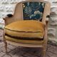 Fauteuil en bois, cannage et velours