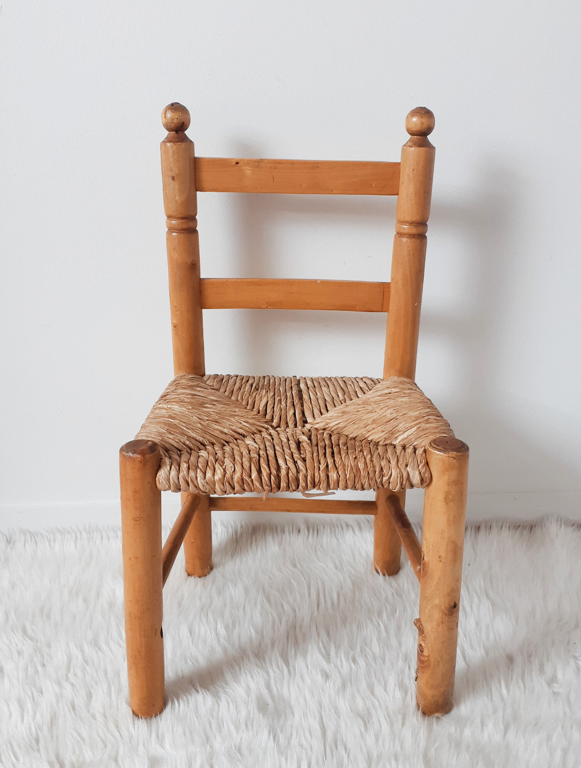 Vintage children's chair in wood and straw