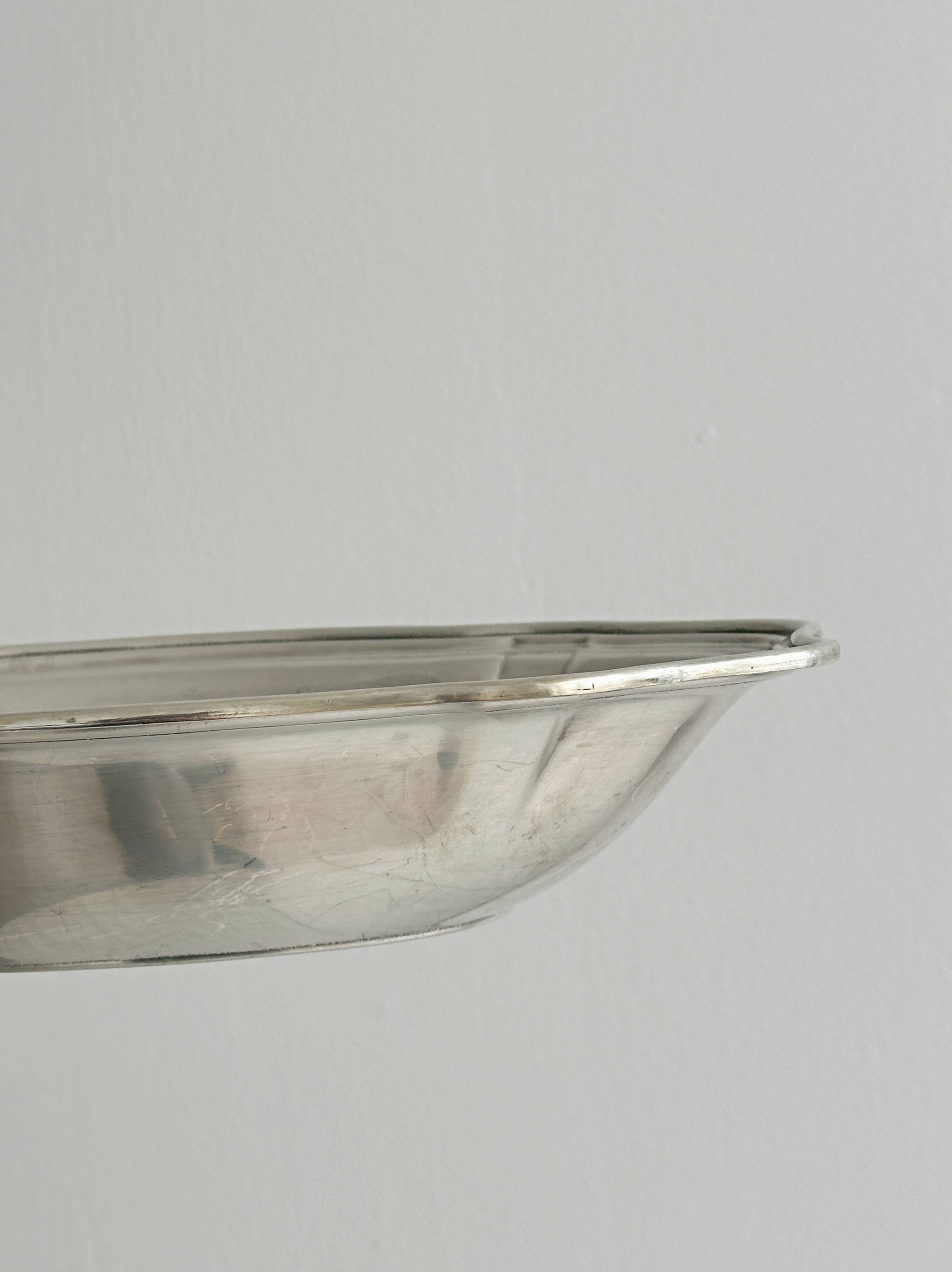 Shallow dish in silver-plated metal