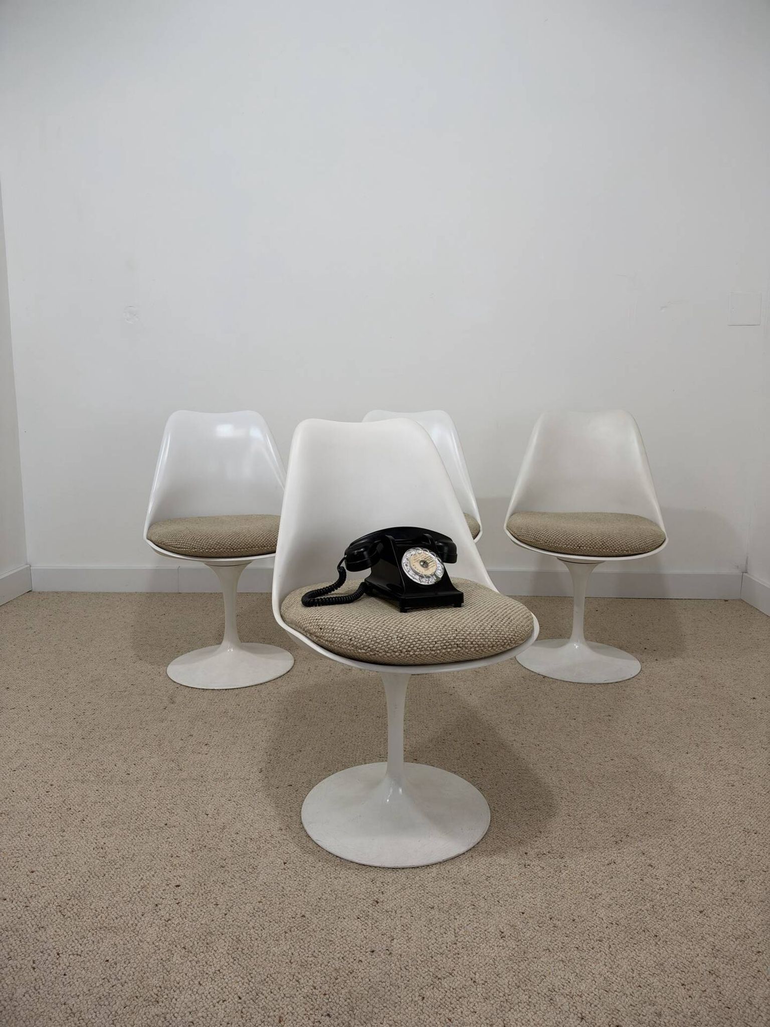 Tulip table – Knoll International in marble and 4 chairs – Ee