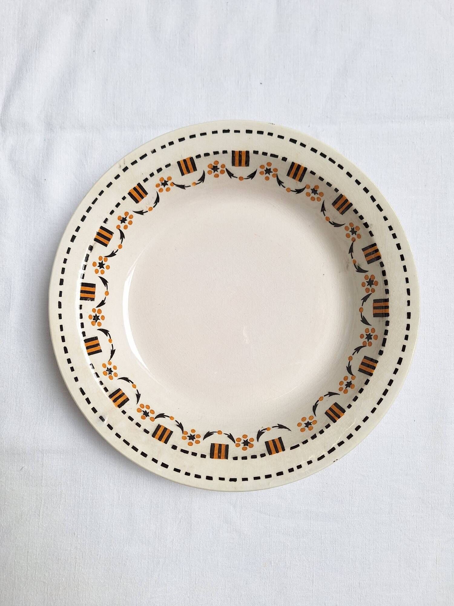 Shallow dish Gien orange and black model 456