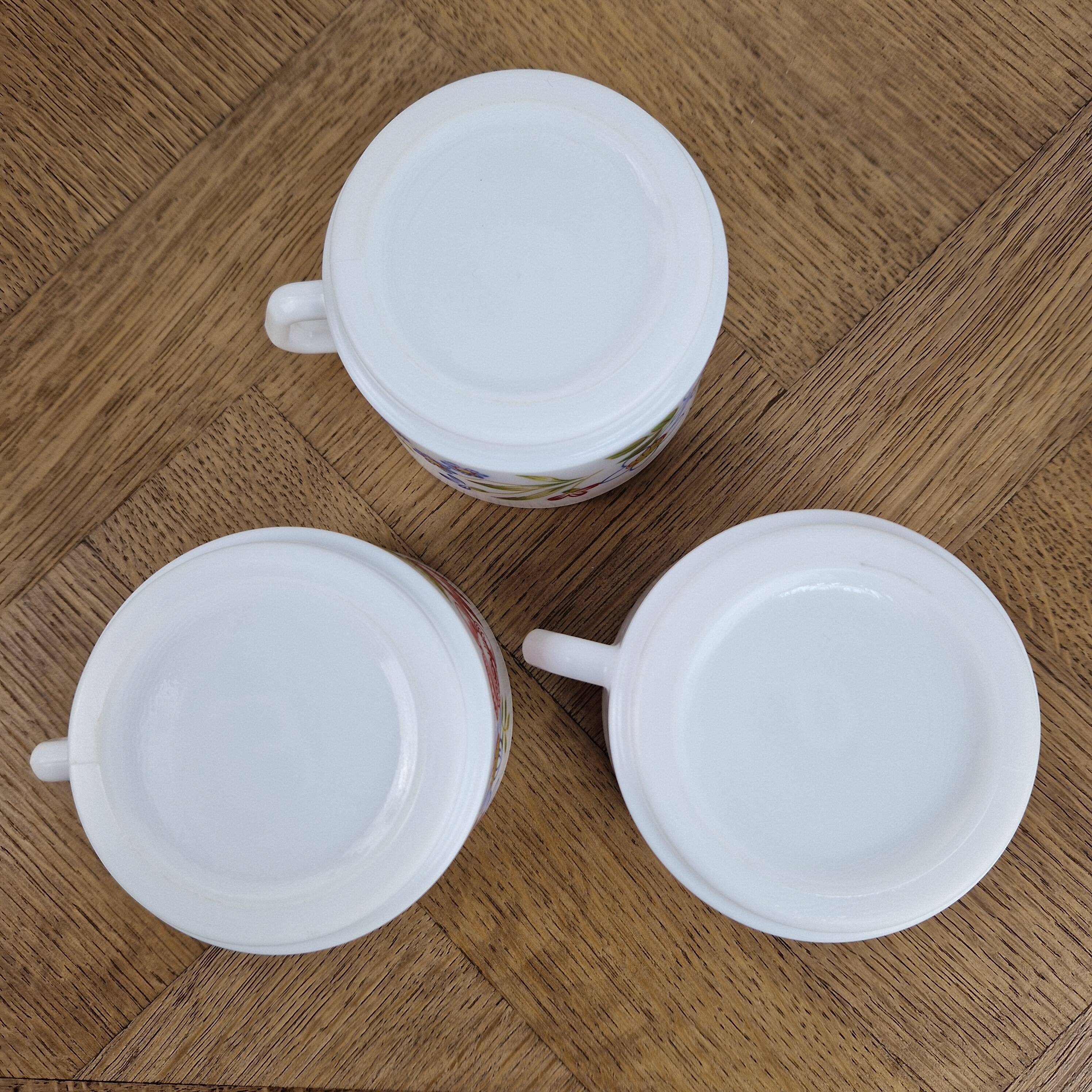 Set of 3 vintage Arcopal coffee cups in opaline with floral decoration.