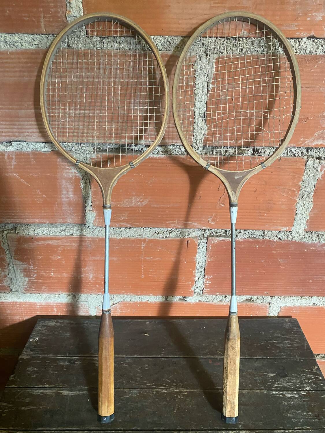 Paire de raquettes de tennis anciennes en bois et métal, années 50