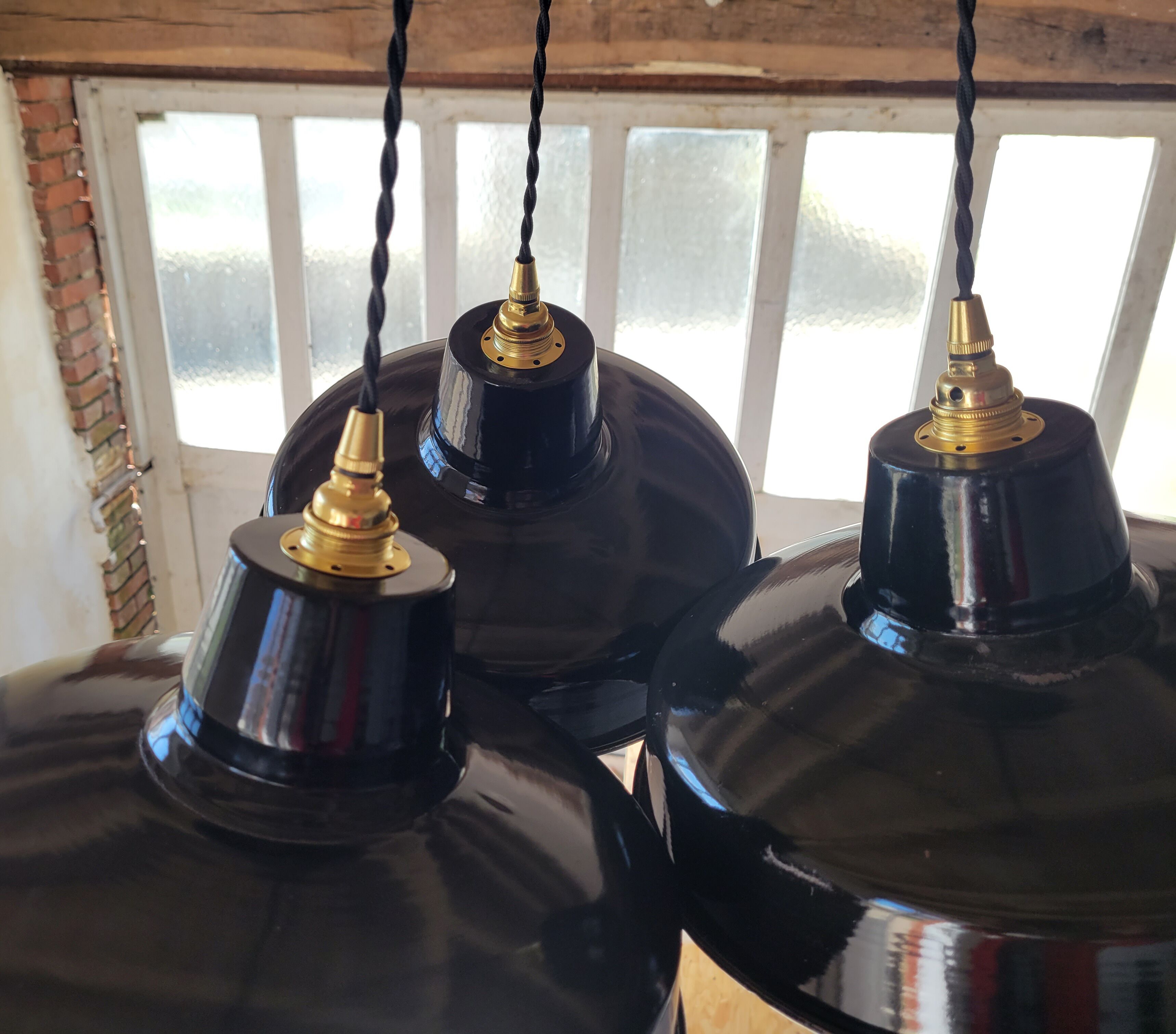 Trio of suspensions in enamelled sheet metal