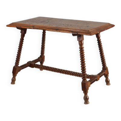 Table d'appoint en chêne ancien avec pieds tournés et base à entretoise, Espagne, 17e siècle.