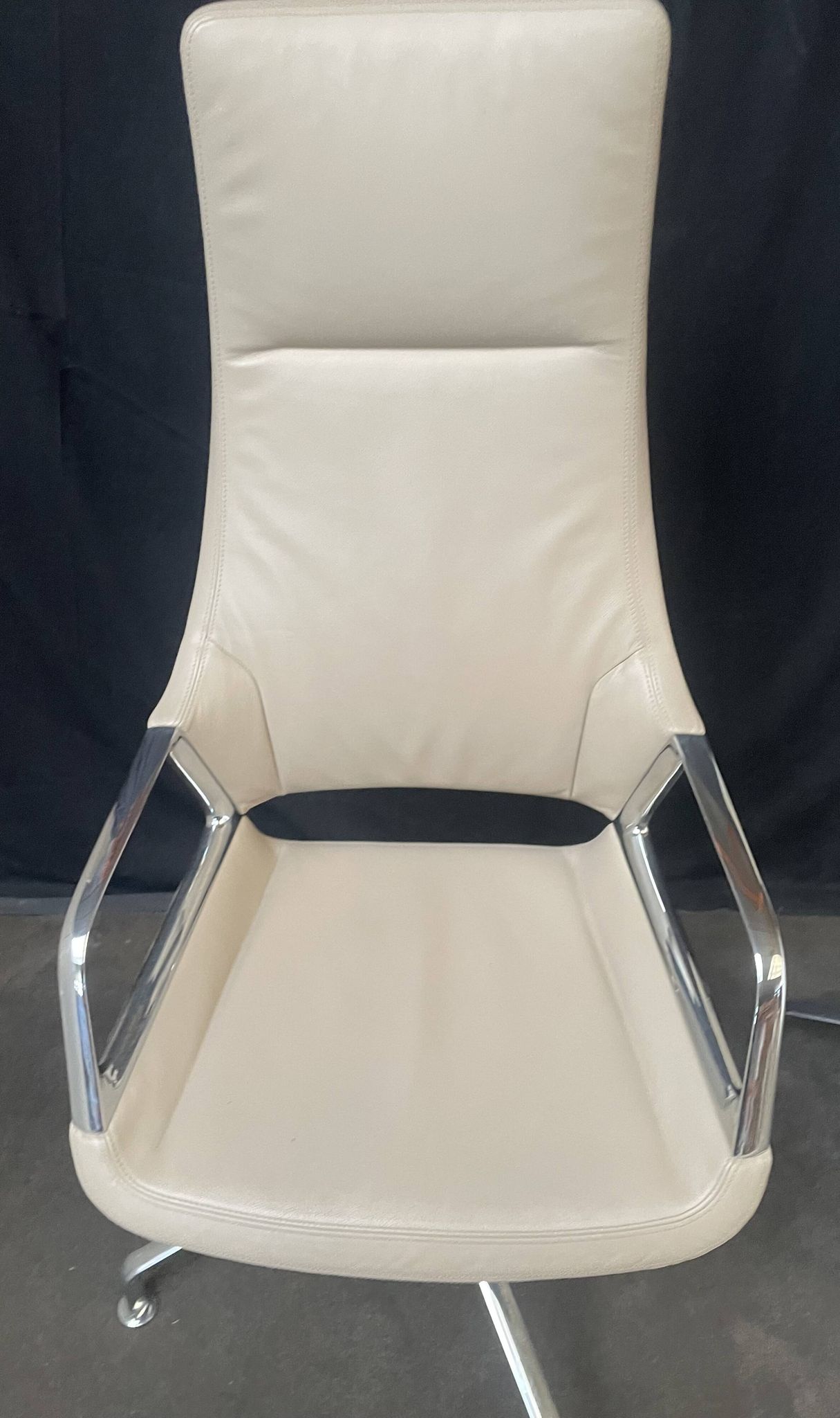 Wilkhan chair graph 302/5