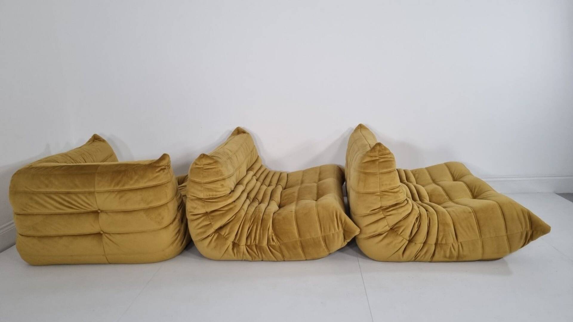 Ligne Roset Togo – 2 canapés 2 places et un élément d'angle.