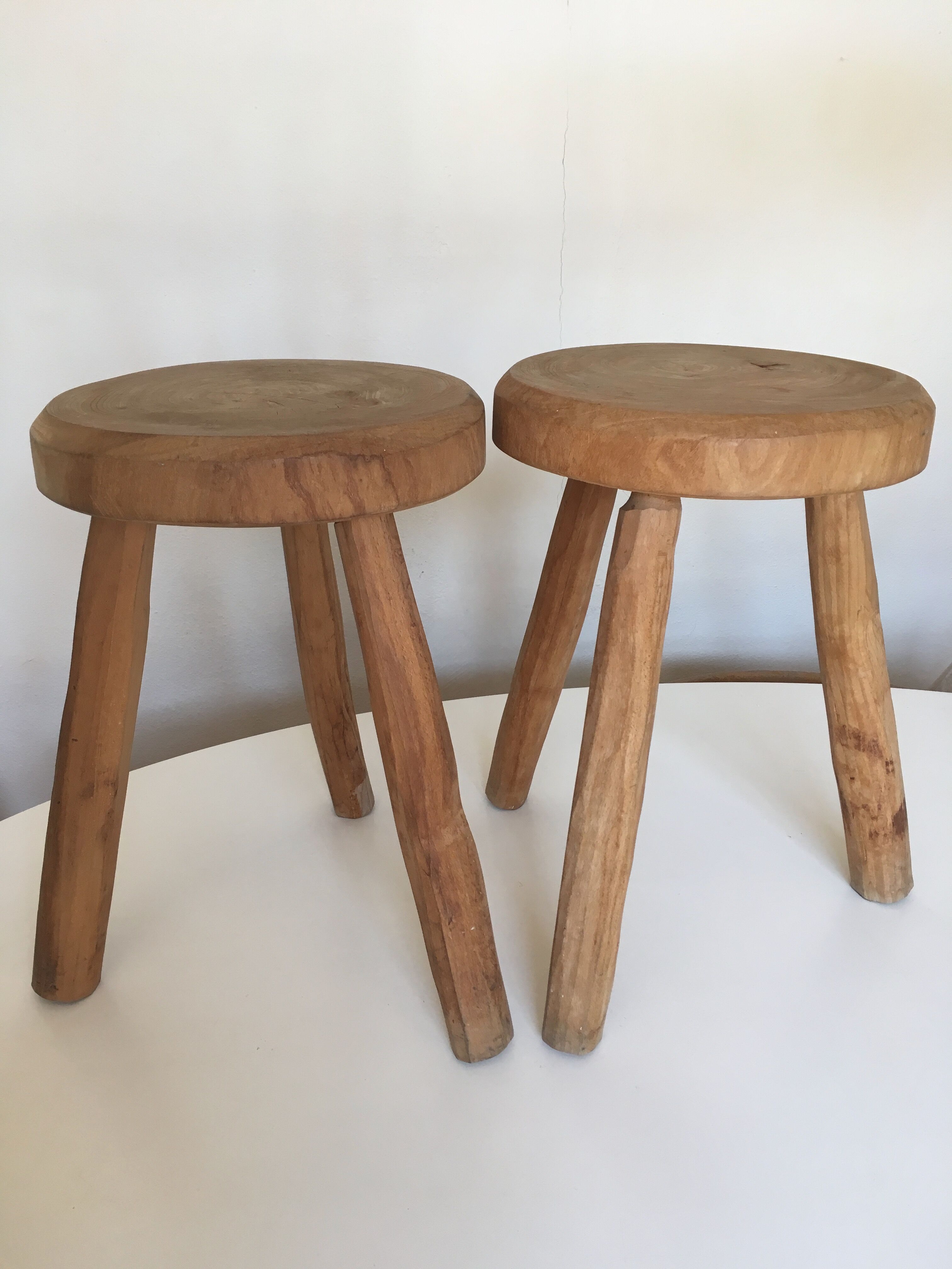Pair of tripod stools of farm in raw Elm