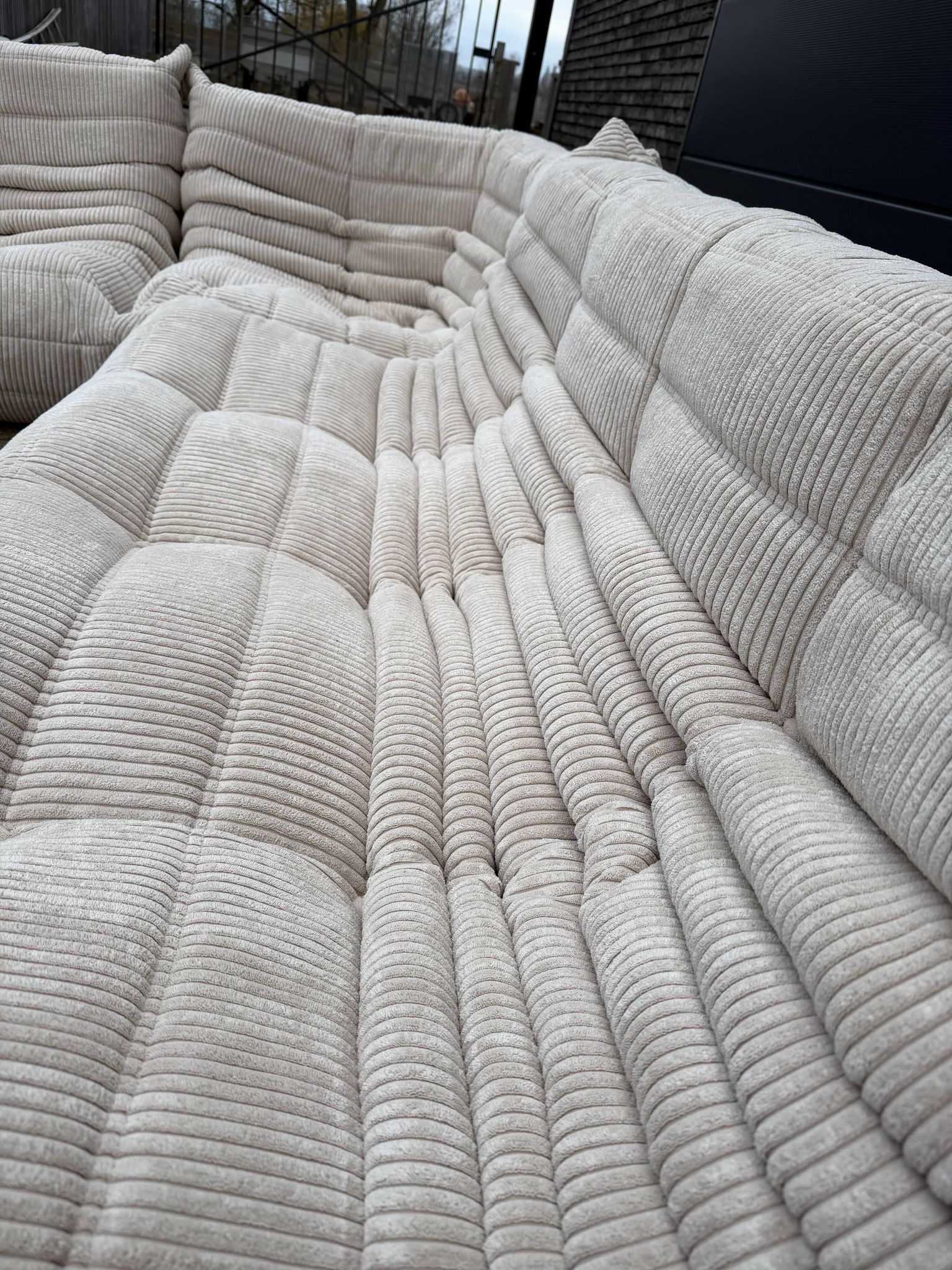 Ligne Roset Togo 3 places, 2 places et d'angle en velours côtelé beige