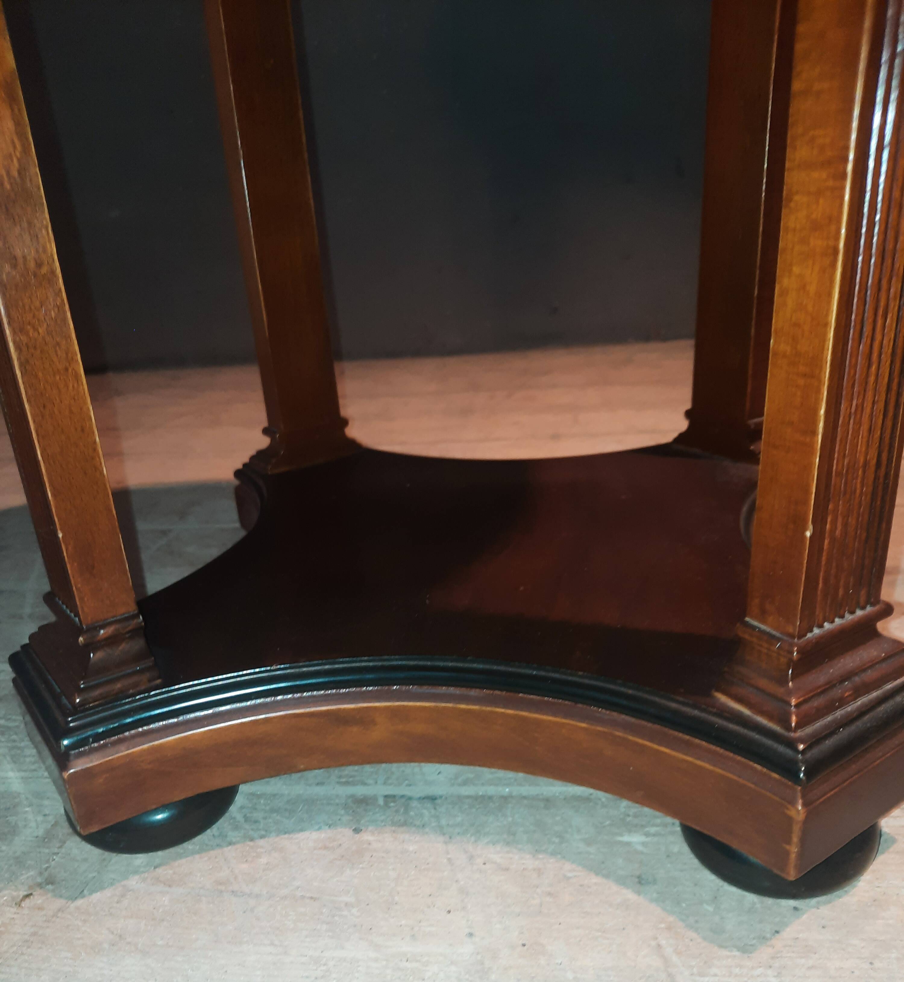 Varnished round gueridon