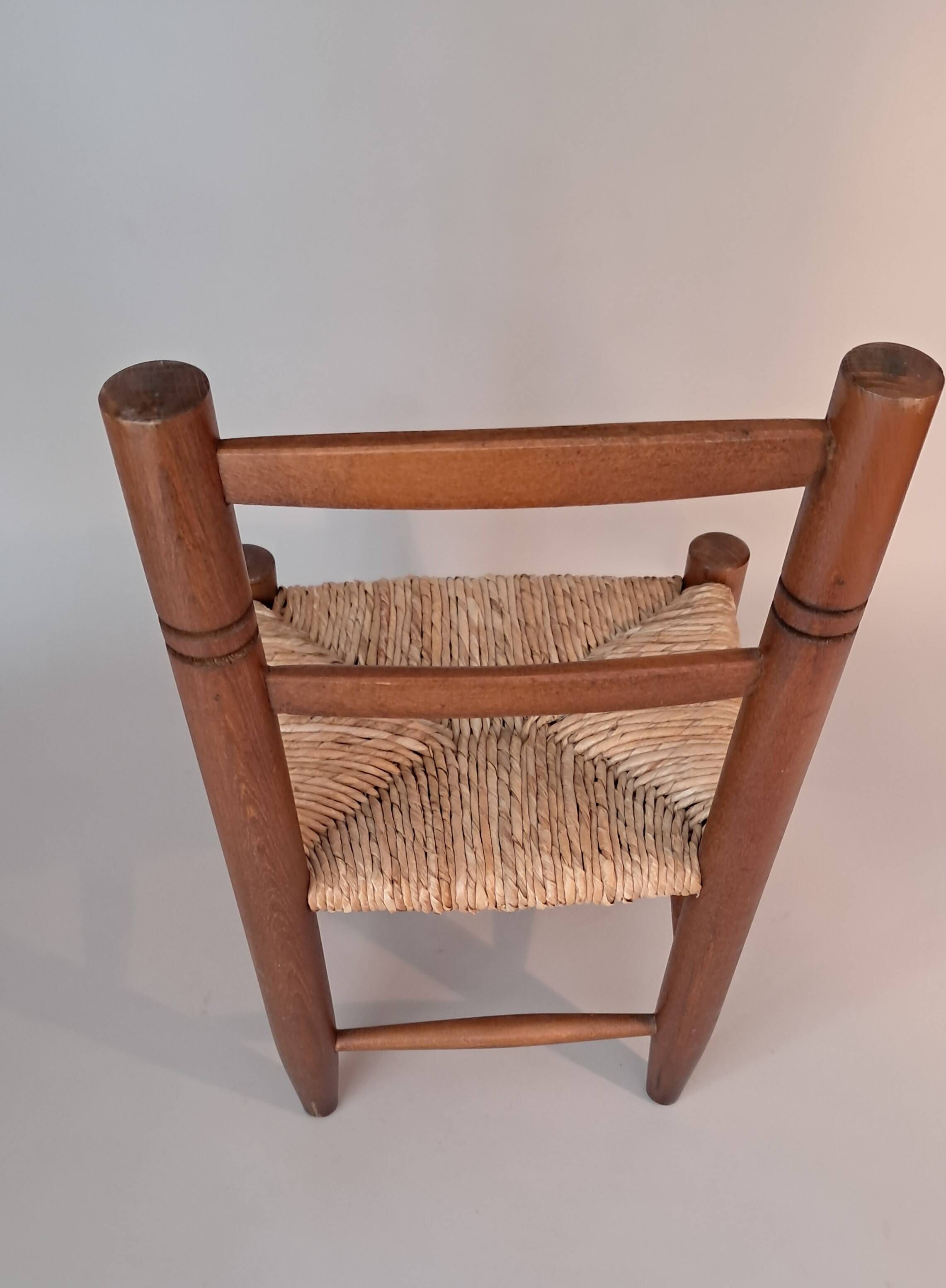 Chaise paillée d'enfant.