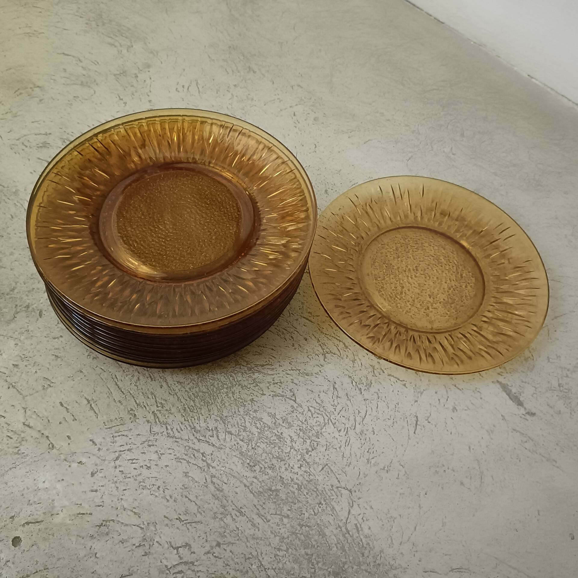 Twelve amber sunflower plates Vereco