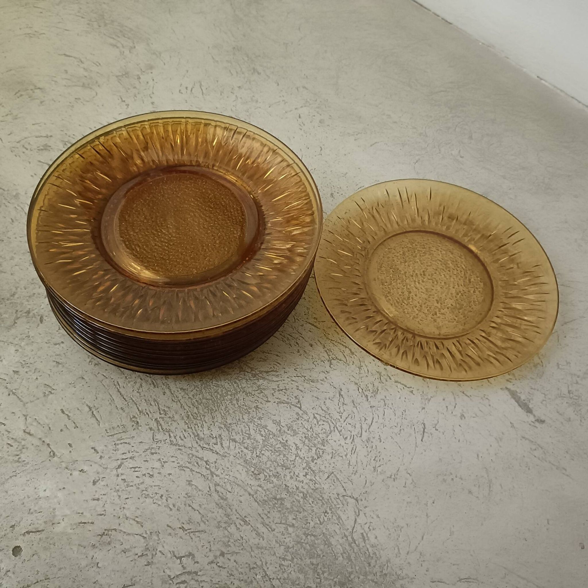 Twelve amber sunflower plates Vereco