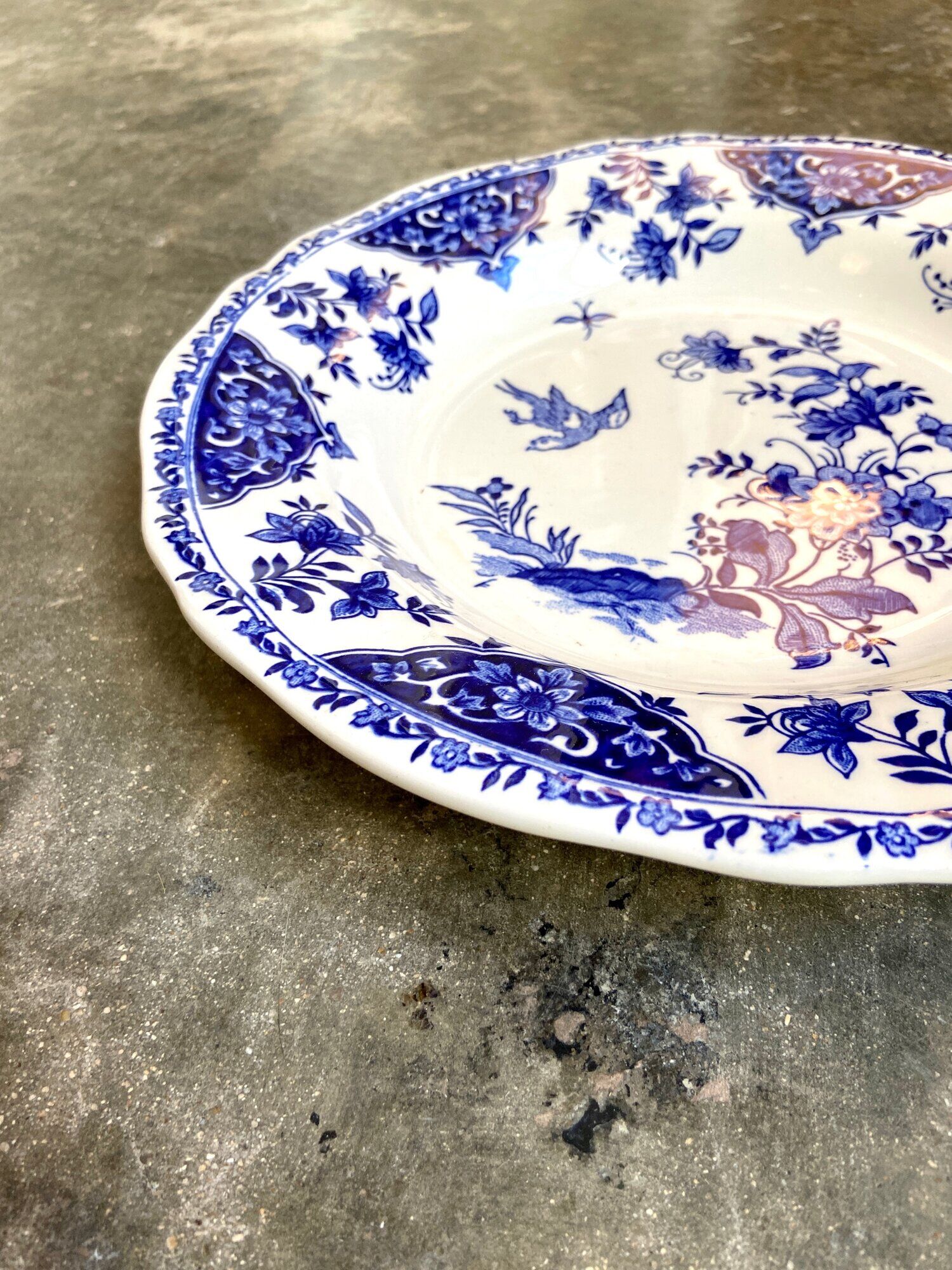 Round and hollow gien dish in white and blue enamelled earthenware