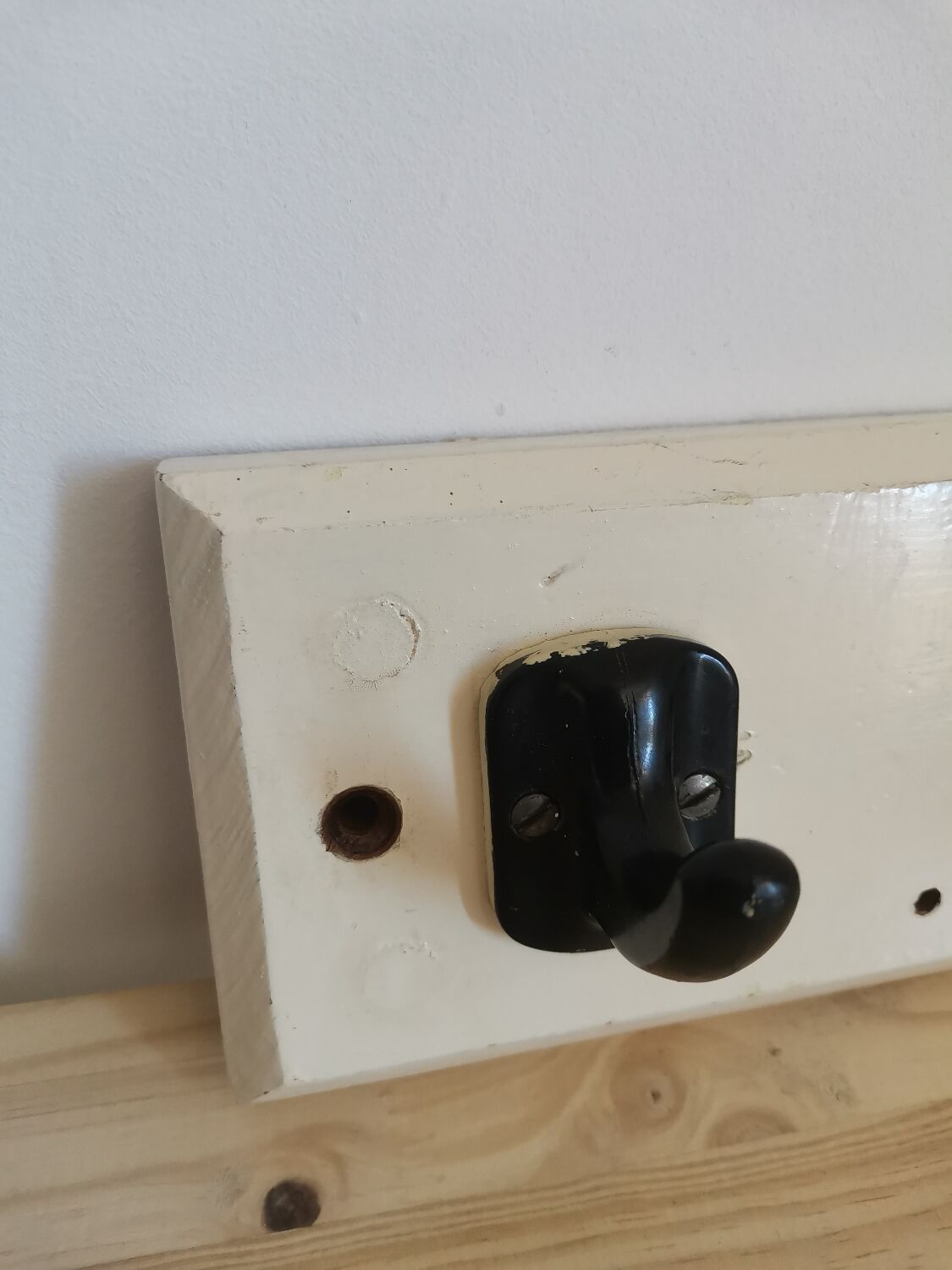 Coat rack in wood and vintage plastic