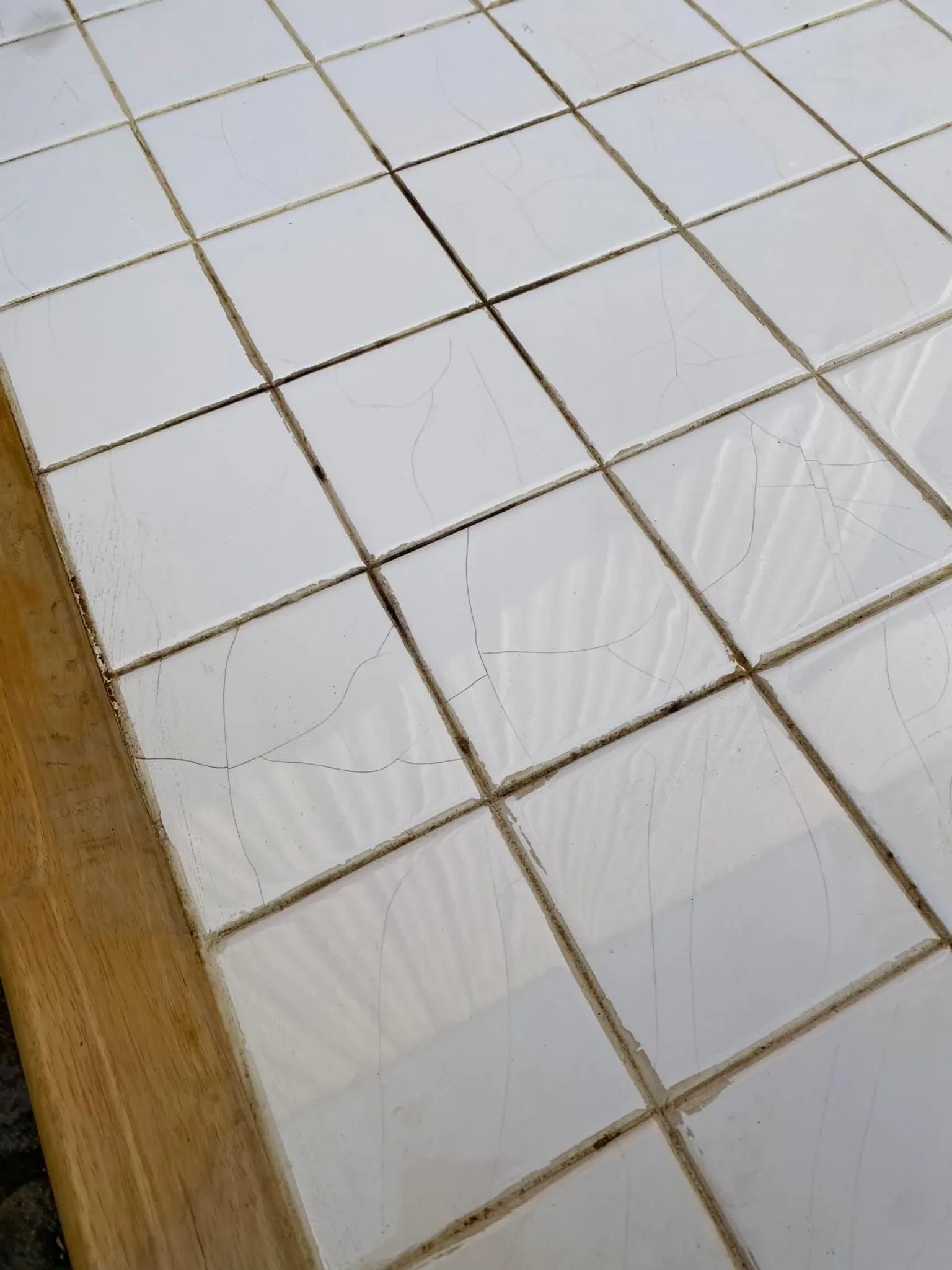 Table de cuisine en bois clair et plateau carrelé blanc – 122x80 cm