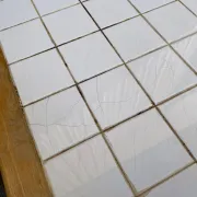 Table de cuisine en bois clair et plateau carrelé blanc – 122x80 cm