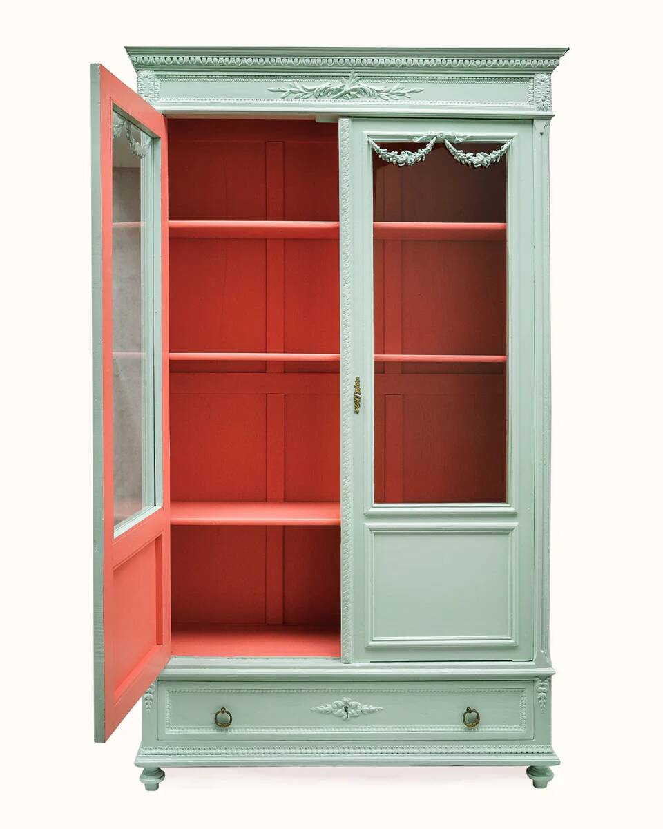Vitrine à porte vitrée vert menthe de style Louis XVI