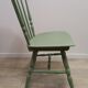 Chaise à barreaux patinée vert olive
